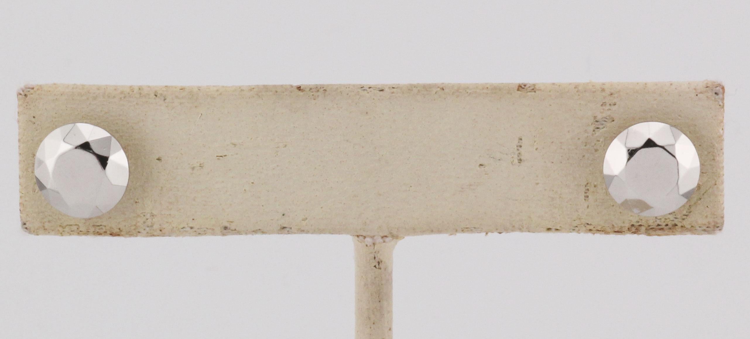Scopri la raffinata eleganza di questi orecchini in platino, testimonianza di un design minimalista e di una raffinatezza senza tempo. Realizzati con precisione, questi orecchini incarnano un fascino sottile ma sorprendente.

Gli orecchini