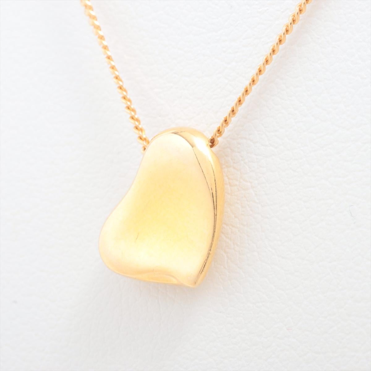 La collection Tiffany & Co. Le collier à pendentif cœur plein en or d'Elega Peretti est un bijou intemporel et élégant qui respire la sophistication et le charme. Conçu par la célèbre designer Elsa Peretti, ce collier est orné d'un délicat pendentif