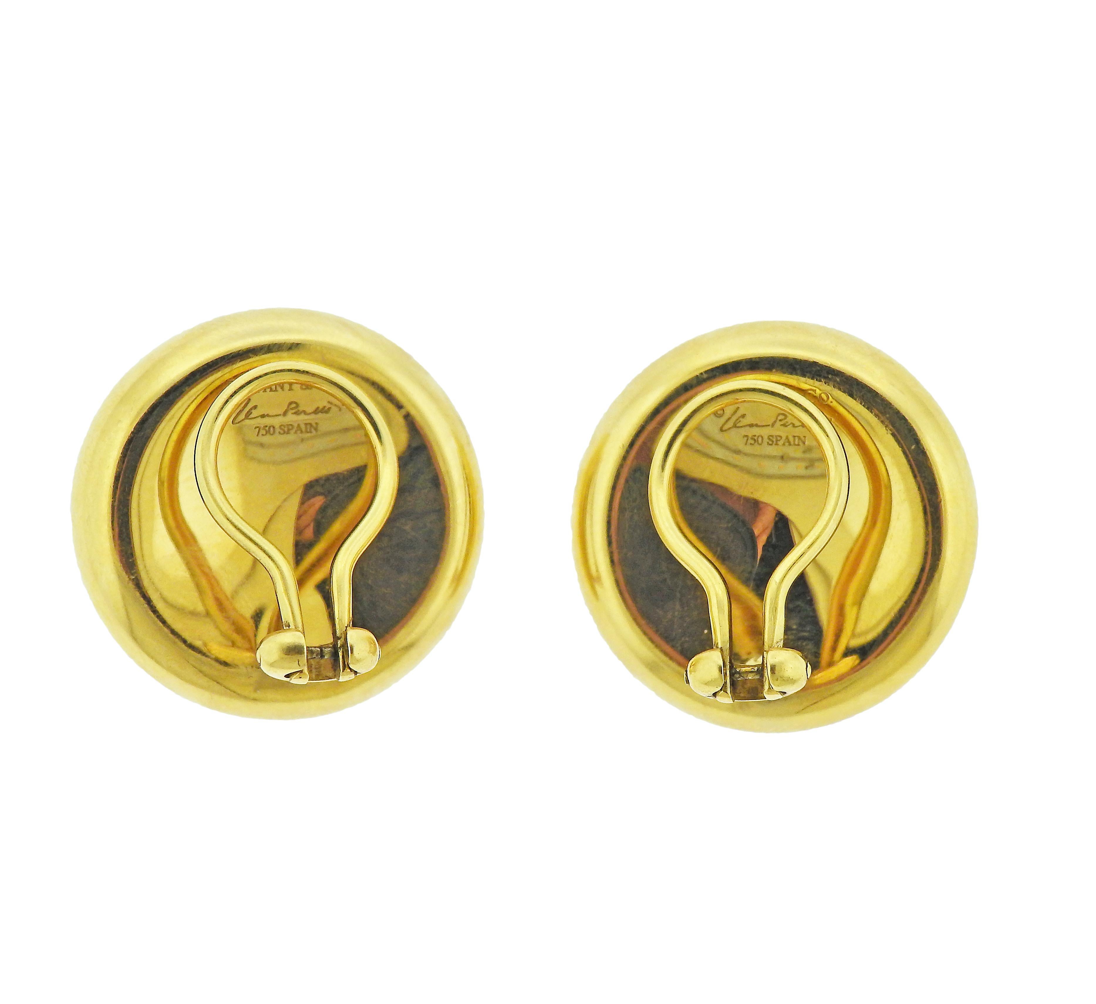 Ein Paar Ohrringe aus 18 Karat Gold mit eingekerbtem Design, von Elsa Peretti für Tiffany & Co. Die Ohrringe haben einen Durchmesser von 23 mm. Gezeichnet: Tiffany & Co, Elsa Peretti, Spanien, 750. Gewicht: 17 Gramm.