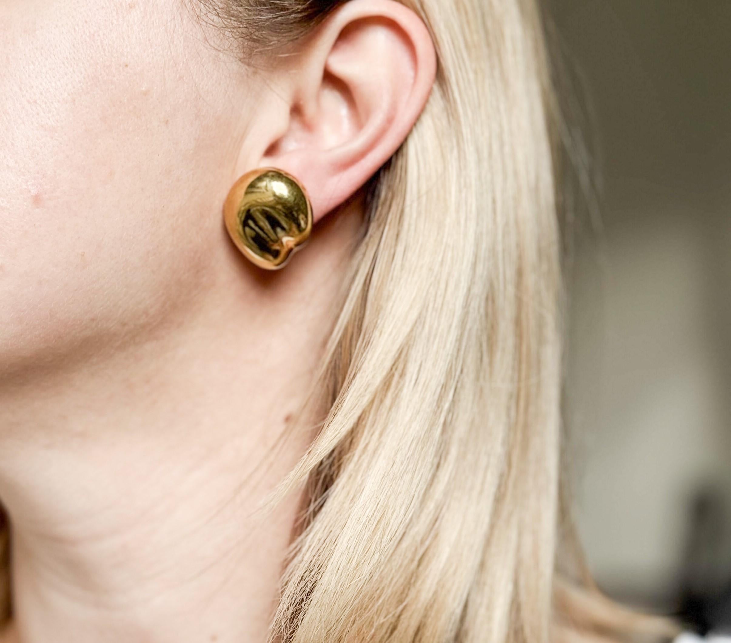 Paire de boucles d'oreilles iconiques Bean, grand format, réalisées en or 18k par Elsa Peretti pour Tiffany & Co. Les boucles d'oreilles sont livrées dans un coffret AT&T. Dimensions : 25 mm x 21 mm. Marqué : Tiffany & Co, 18k, Peretti. Poids -