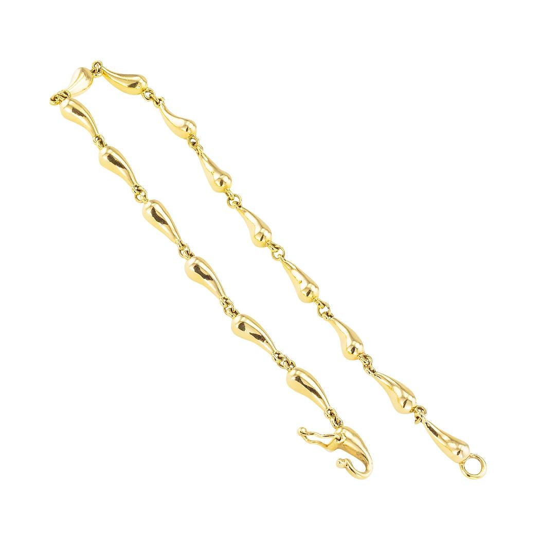 Tiffany & Co Elsa Peretti teardrop-shaped gold link bracelet.  

We are here to connect you with beautiful and affordable antique and estate jewelry.

SPECIFICATIONS:

Contact us right away if you have additional questions.

METAL:  18-karat yellow