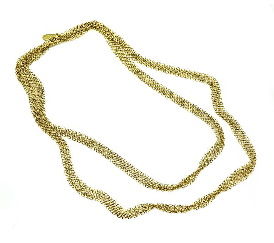 Voici un charmant collier à maille Elsa Peretti en or jaune 20k de Tiffany & Co. Le collier mesure 26,5 pouces de long et pèse 10,3 grammes. Le collier est signé TIFFANY&Co PERETTI 20K.