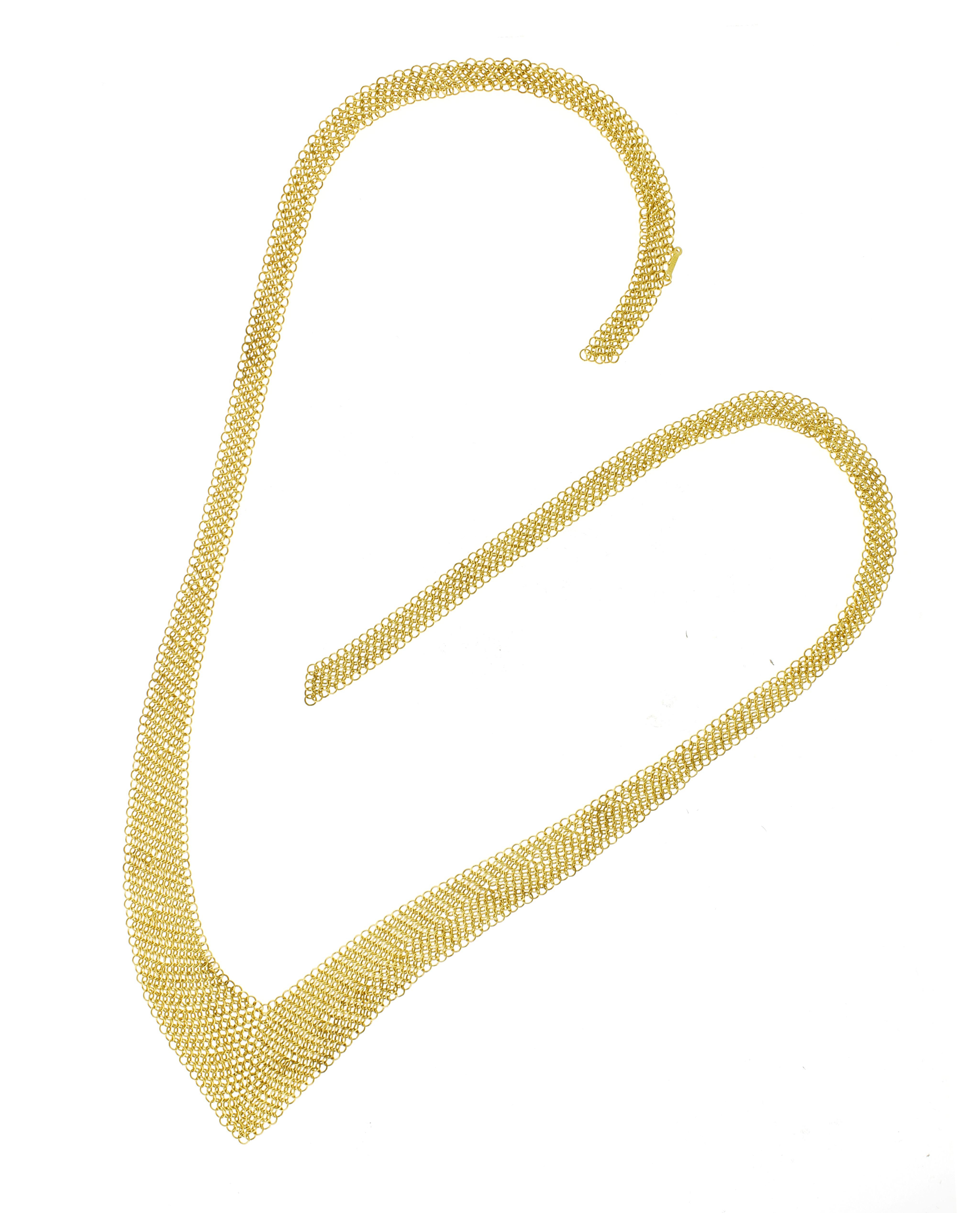 Questa collana con foulard a rete in oro giallo 18kt di Elsa Peretti offre un mix unico di eleganza e design moderno. Misura 26 pollici di lunghezza e si assottiglia con grazia da un'audace larghezza di 30 mm a una delicata di 8 mm, creando una