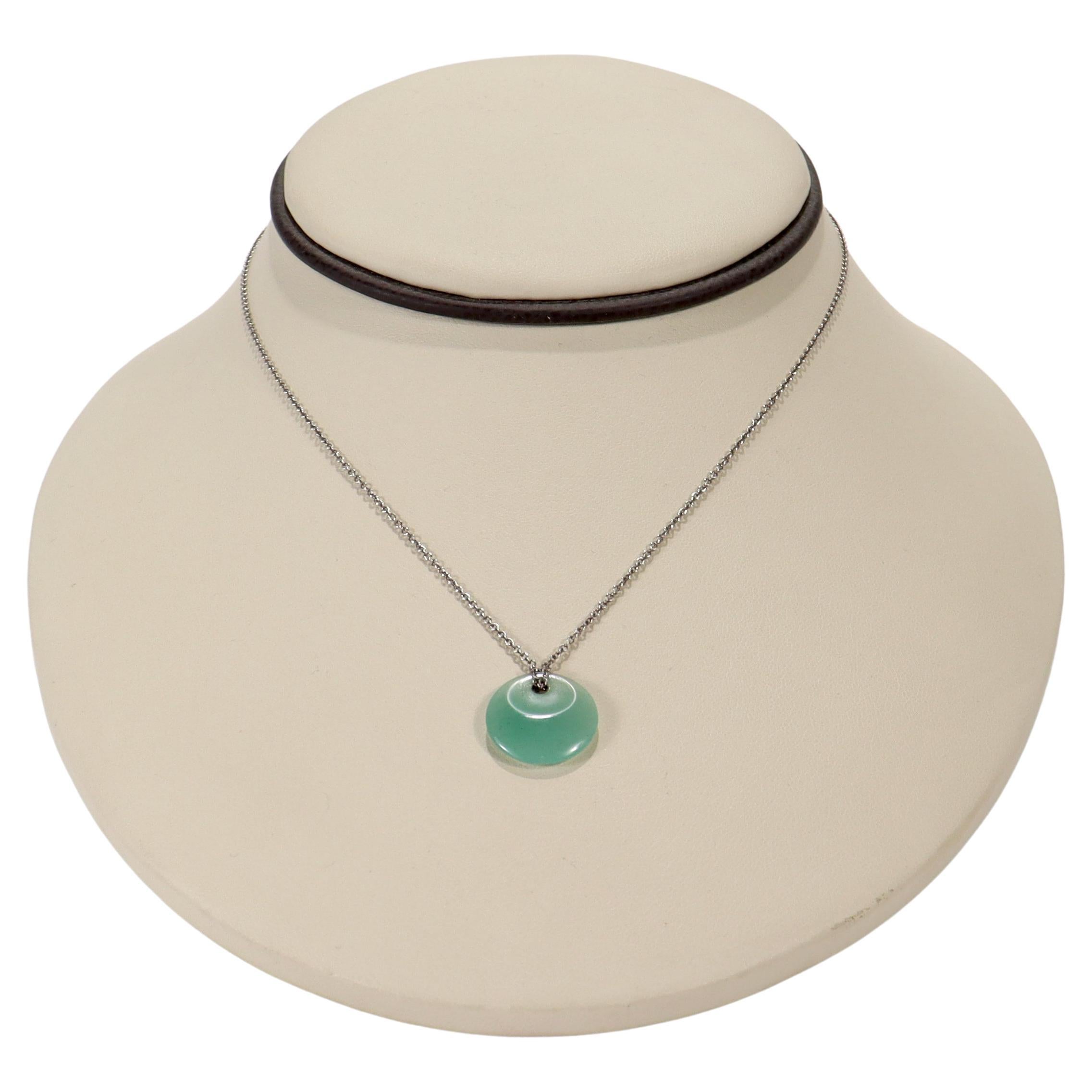 A fine Tiffany & Co. necklace. 

By Elsa Peretti for Tiffany & Co. 

In sterling silver with a small green aventurine quartz pendant.

Together with its original Tiffany leather pouch.

Simply a wonderful necklace!

Date:
Late 20th Century

Overall