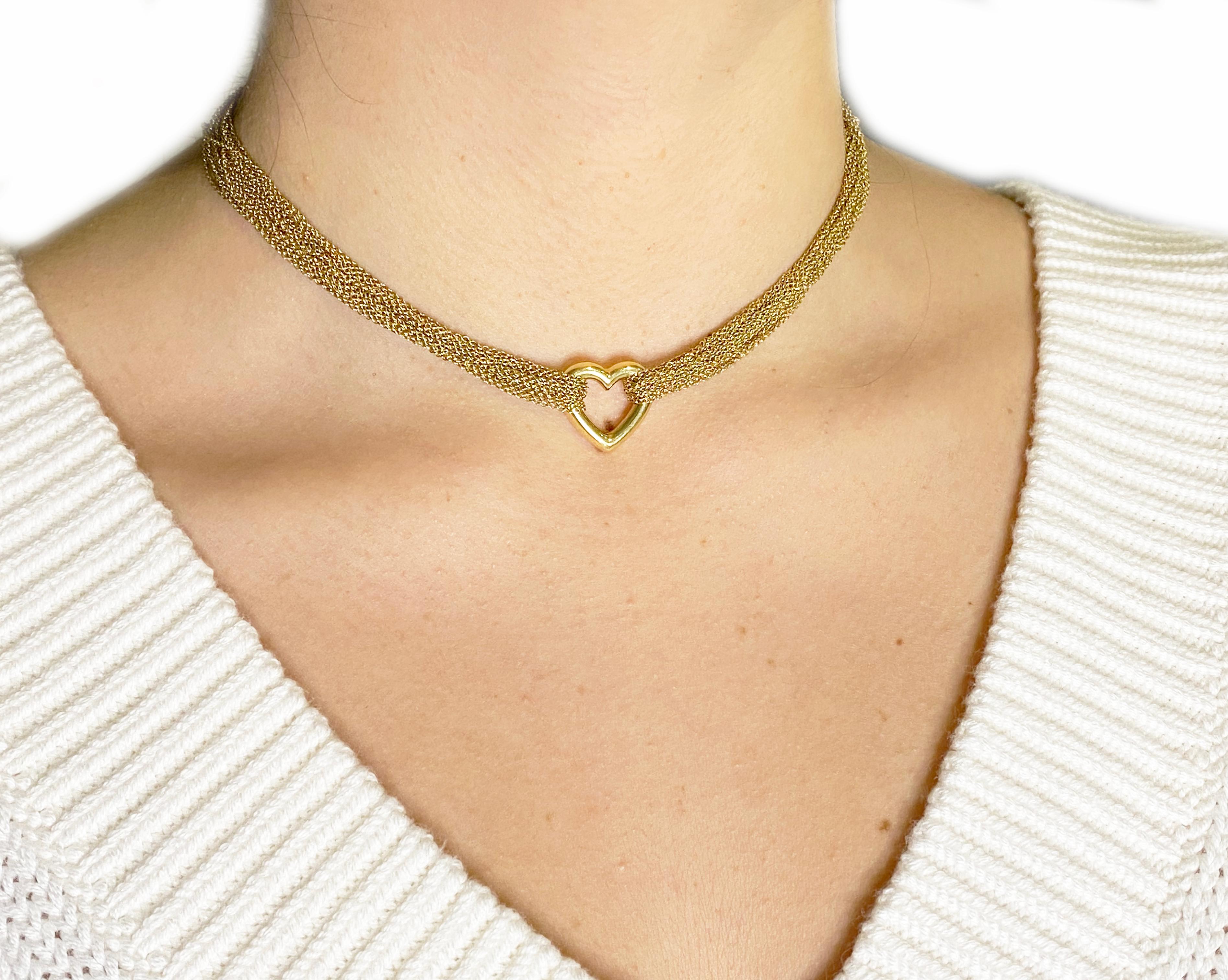 Collier authentique de Tiffany & Co. par Elsa Peretti. Il est réalisé en or jaune 18 carats. Le pendentif est un cœur ouvert avec une forme lisse. Relié à un collier multi-chaînes, il passe par le cœur et est attaché à la barre du fermoir à
