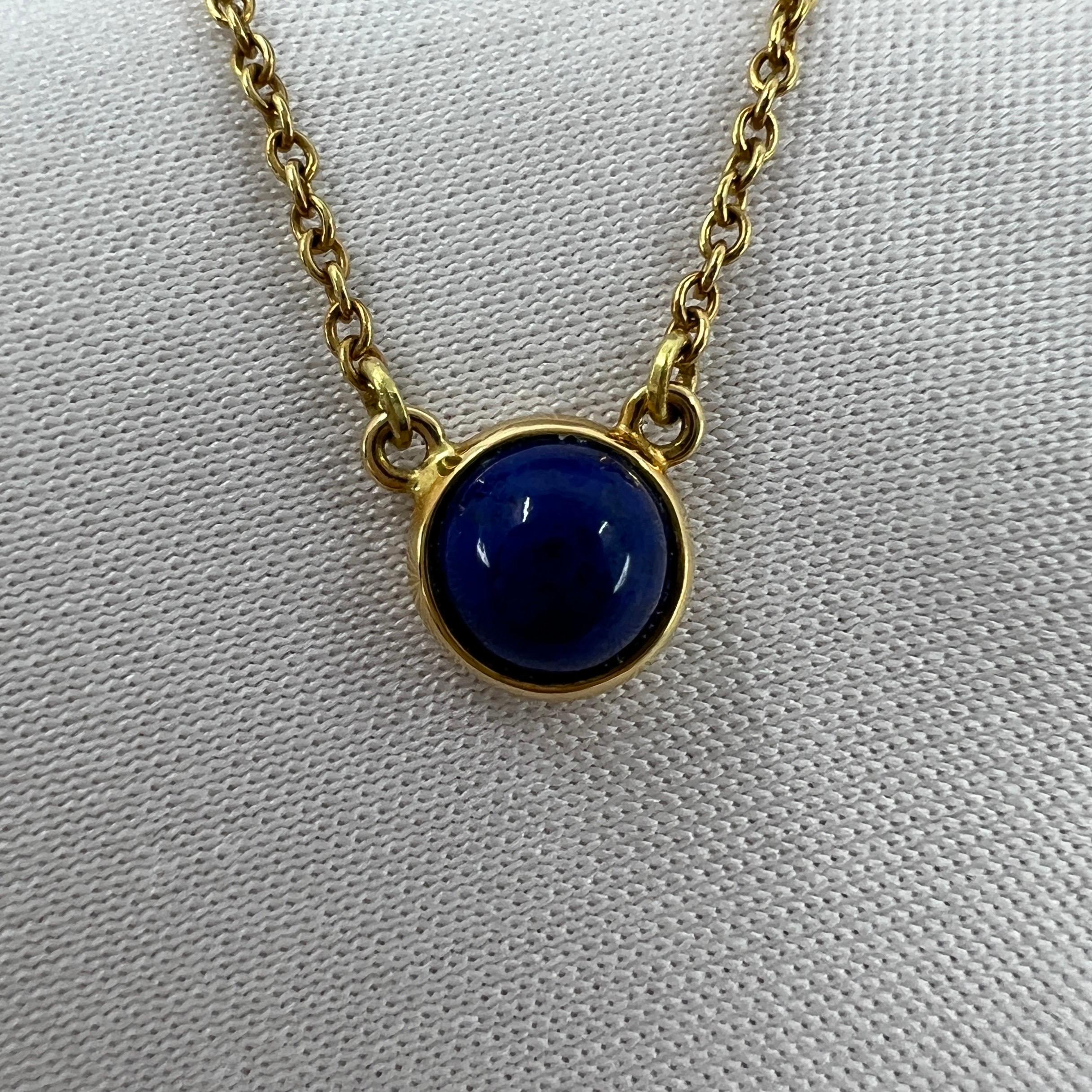 Seltene Vintage Lapislazuli Tiffany & Co. Elsa Peretti By The Yard 18k Gelbgold Halskette.

Eine schöne und seltene 18k Gelbgold Anhänger Halskette mit einem atemberaubenden blauen Lapislazuli runden Cabochon von ca. 6mm gesetzt.

Edle Juweliere wie