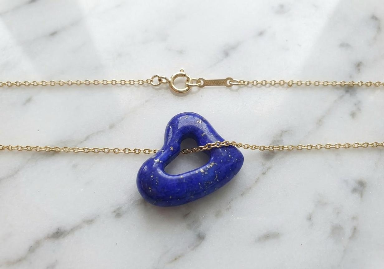 Tiffany & Co. Collar Corazón Abierto de Lapislázuli Elsa Peretti de Oro Amarillo de 18k en Excelente estado para la venta en Chicago, IL