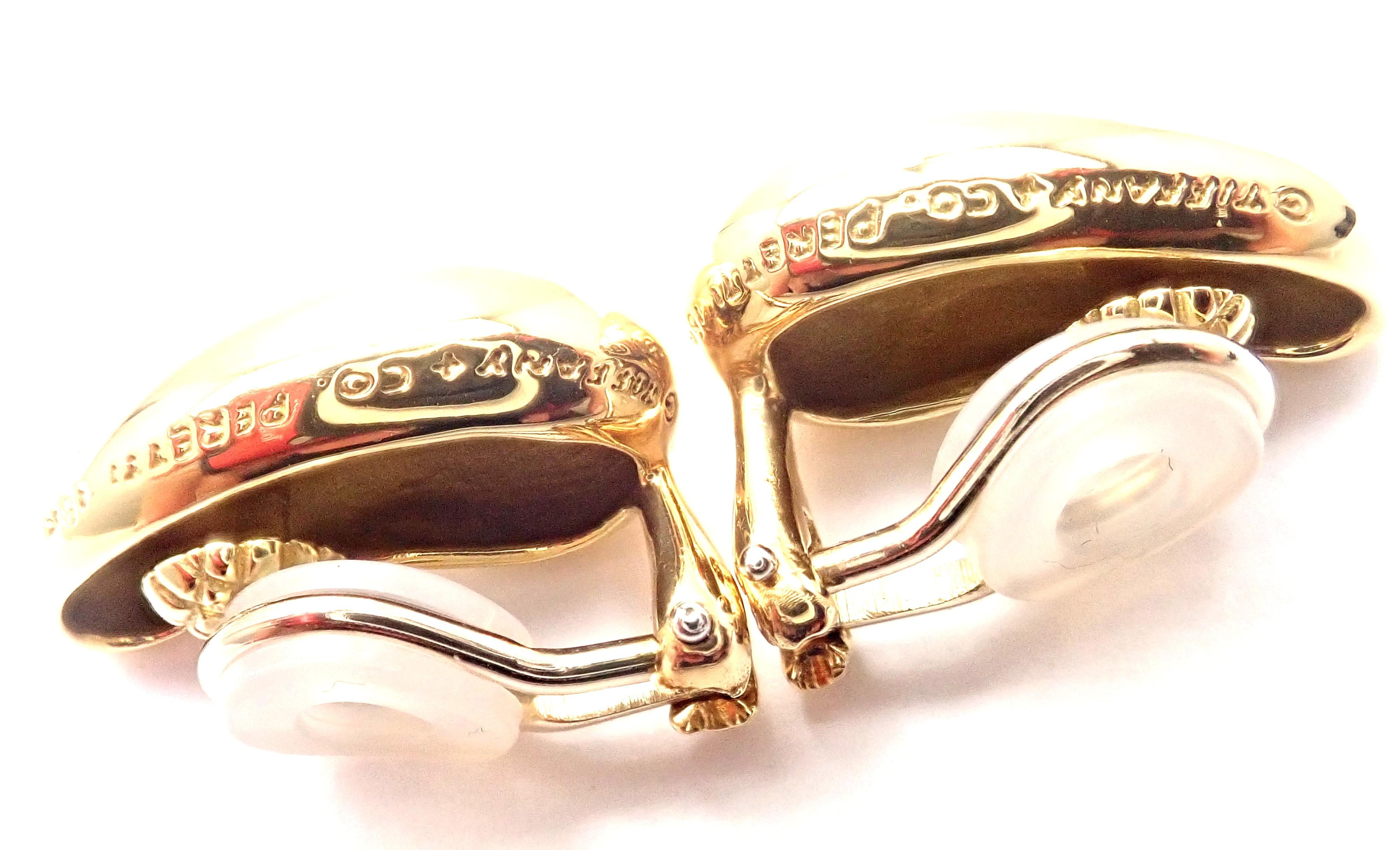 Boucles d'oreilles en or jaune 18k à gros haricots par Elsa Peretti pour Tiffany & Co.
De la magnifique Collection Design/One de Tiffany.
Ces boucles d'oreilles sont destinées aux oreilles non percées, mais peuvent être converties en ajoutant des