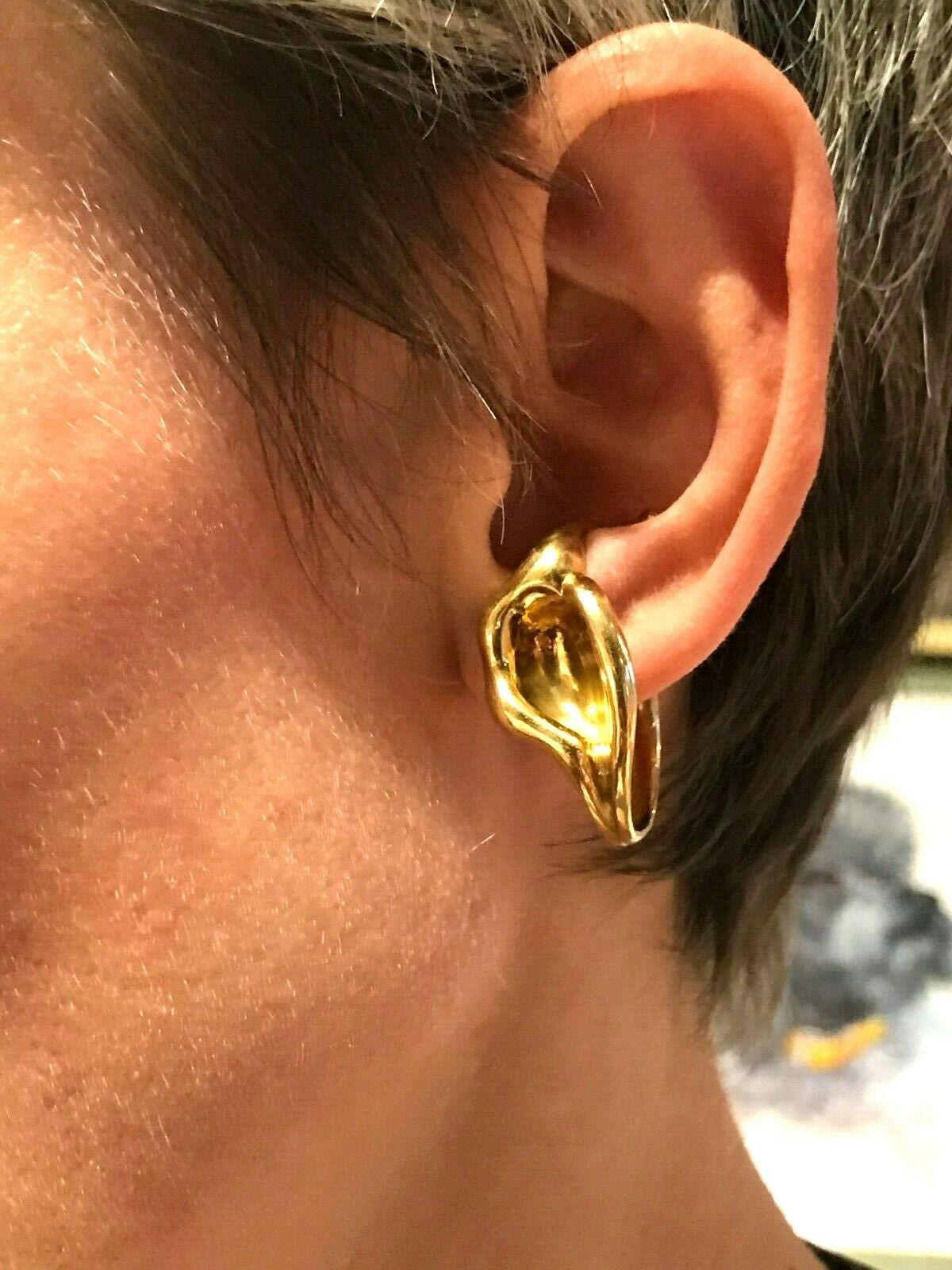 Rare earrings by Elsa Peretti for Tiffany&Co. Nice fluid shape and ear cuff closure  (see the pics for details) make them a truly outstanding jewelry piece.
Stamped with the Elsa Peretti and Tiffany&Co makers' marks and a hallmark for 18k