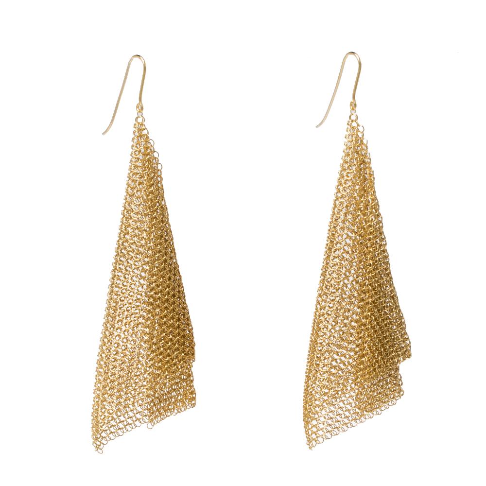 Bound to exude beauty and designed to last, this pair of earrings by Elsa Peretti for Tiffany & Co. is a dream buy. It is made from 18k yellow gold in a mesh style, a design achieved with precision and careful effort. The earrings are then made