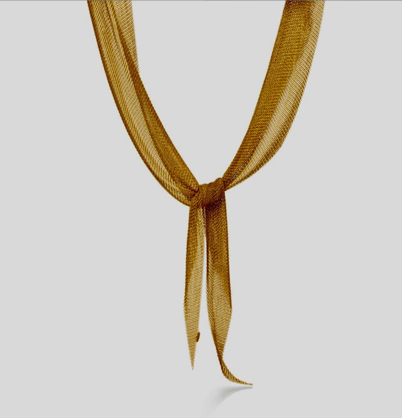 Sacarf Halskette von T&Co by Elsa Peretti
Die Form ist formbar und schmiegt sich ergonomisch an die Konturen des Körpers an. Schal-Halskette aus 18k Gold. Größe groß, 42
