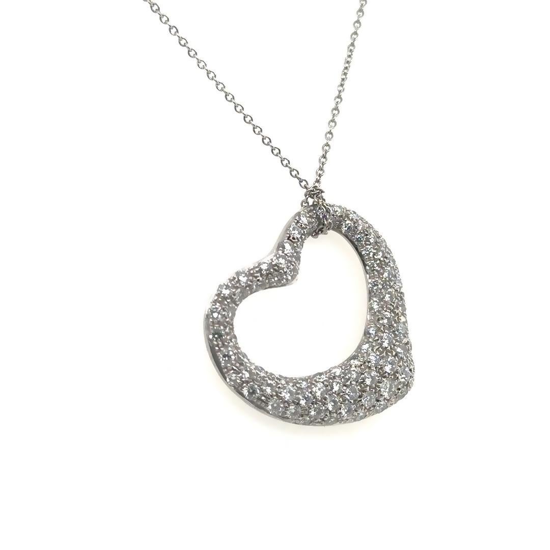 Tiffany & Co. Il ciondolo a cuore aperto in platino di Elsa Peretti è un celebre gioiello che esemplifica eleganza e maestria. Il ciondolo, insieme alla catenina, pesa 15.8 grammi ed è realizzato in platino massiccio, per garantire una lunga durata