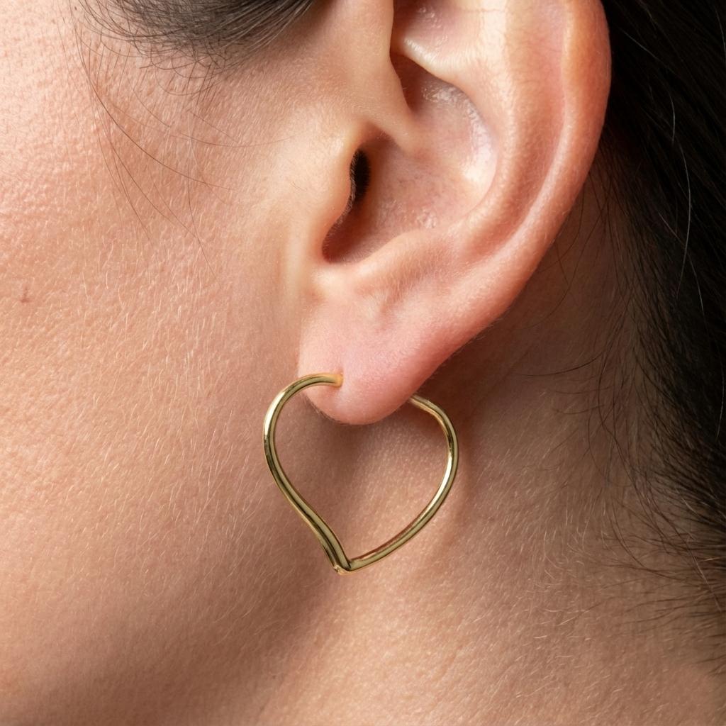 Découvrez l'élégance intemporelle de Tiffany & Co. Boucles d'oreilles Elsa Peretti en or jaune 18 carats, taille moyenne.
Signature de Peretti, ces anneaux allient des courbes sculpturales à une silhouette moderne et féminine, ce qui en fait une