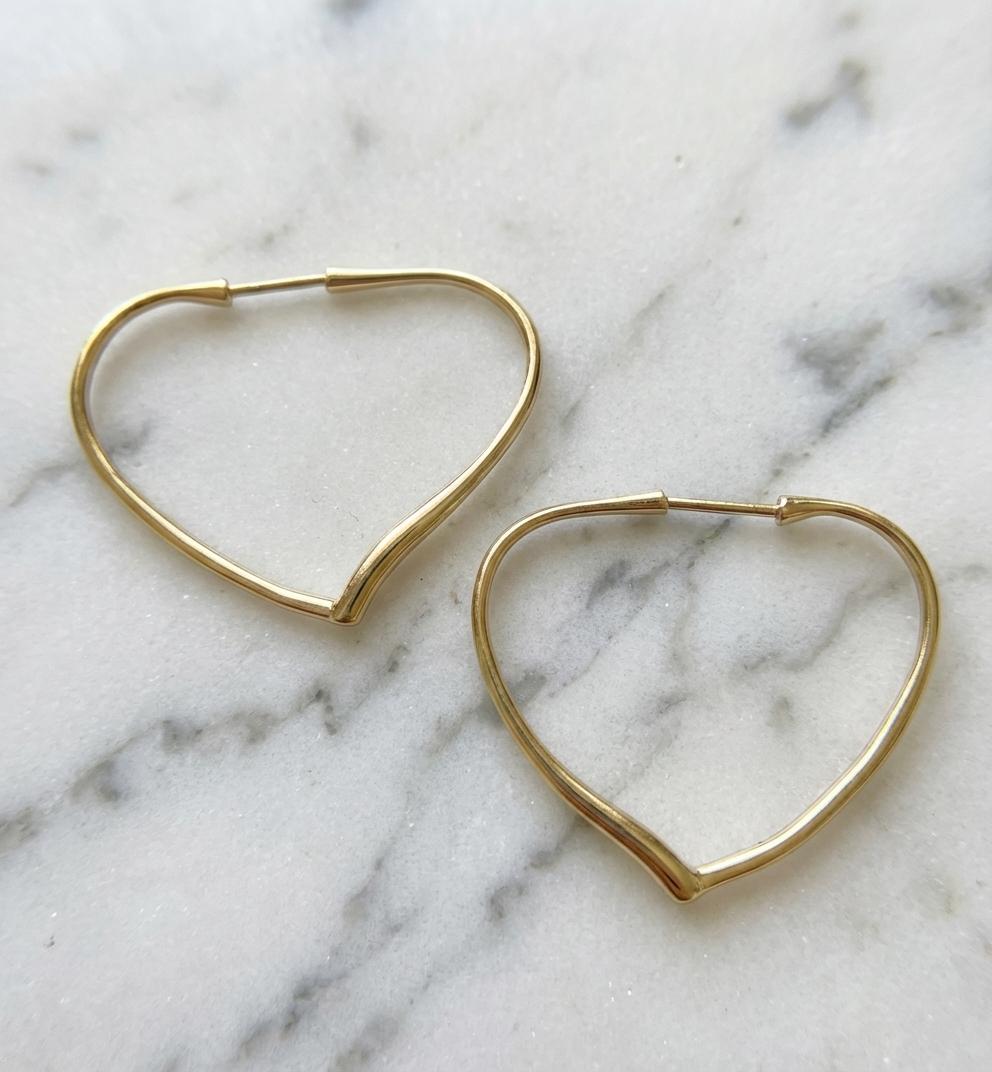 Tiffany & Co. Elsa Peretti - Créoles moyennes à cœur ouvert en or jaune 18 carats Excellent état - En vente à Chicago, IL