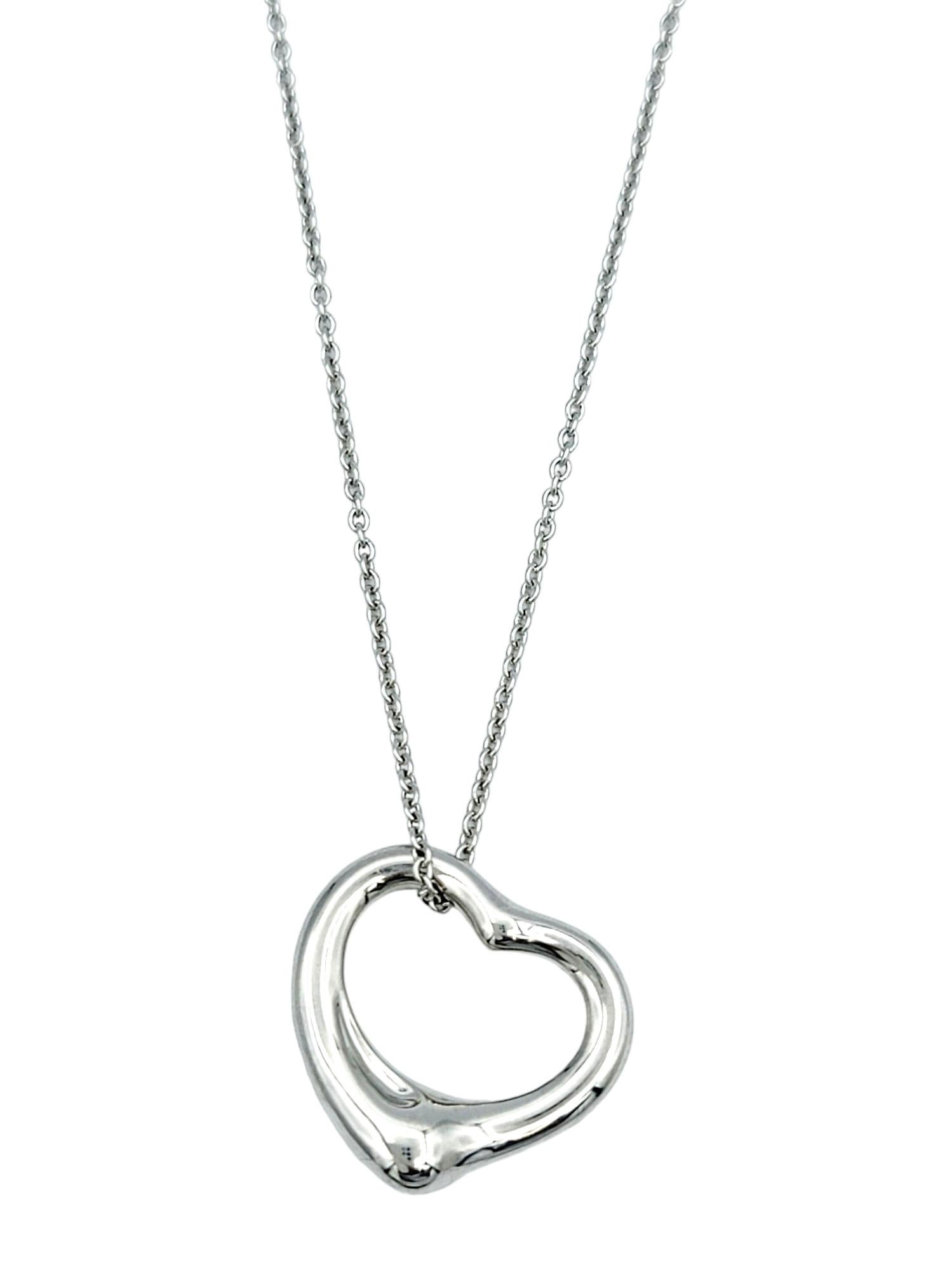 Diese Tiffany & Co. Die aus luxuriösem Platin gefertigte Open Heart Necklace von Elsa Peretti ist ein zeitloses und ikonisches Schmuckstück. Diese von der bekannten Künstlerin Elsa Peretti entworfene Halskette mit einem zarten, offenen Herzanhänger