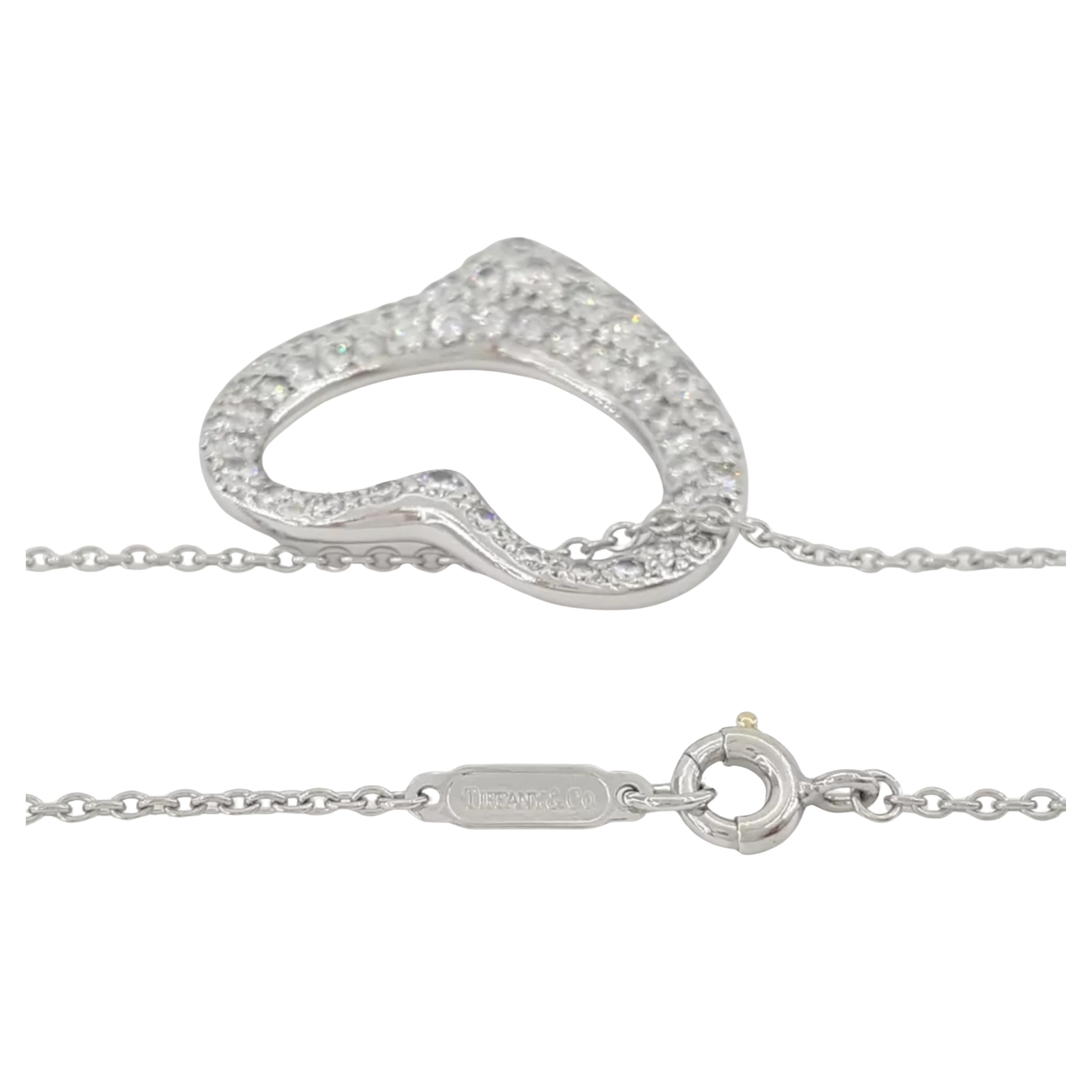 Tiffany & Co. Il ciondolo a cuore aperto in platino di Elsa Peretti® è un celebre gioiello che esemplifica eleganza e maestria. Il ciondolo, insieme alla catenina, pesa 9,7 grammi ed è realizzato in platino massiccio, per garantire una lunga durata