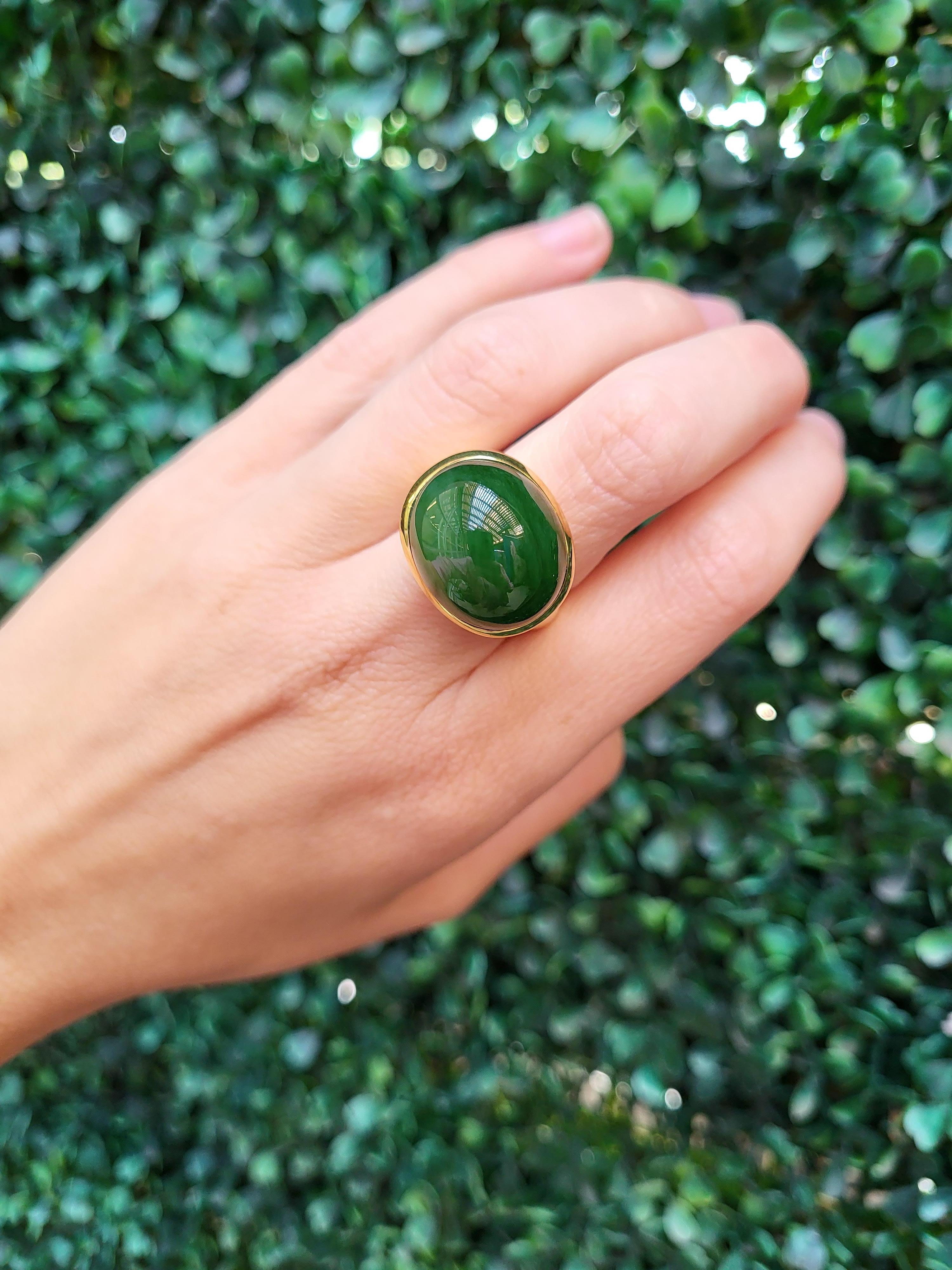 Tiffany & Co. Elsa Peretti Oval Cut Jade Cabochon 18 Karat Yellow Gold Ring In Excellent Condition For Sale In Houston, TX