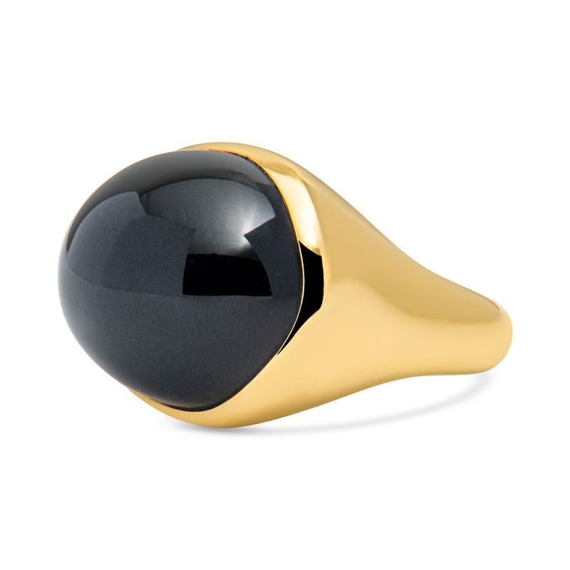 A beautiful and unique ring from Elsa Peretti for Tiffany & Co., this ring features an oval cut onyx cabochon bezel set in an 18 karat yellow gold polished gold surround. Signed Tiffany & Co. Elsa Peretti Hong Kong. This ring is a size 7 but can be