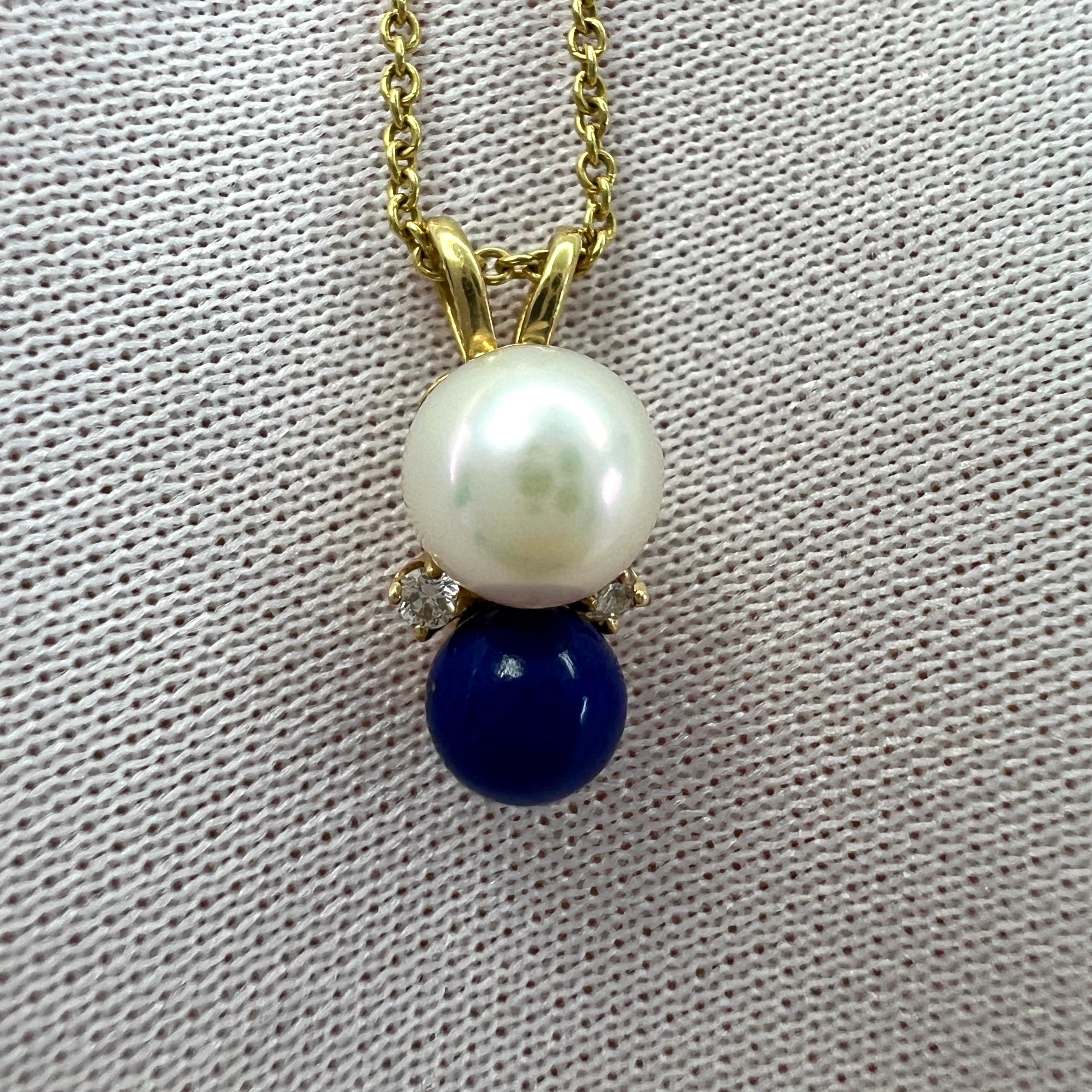 Vintage Tiffany & Co. Elsa Peretti Collier à pendentifs en or jaune 18 carats, perles blanches, lapis-lazuli et diamants.

Magnifique collier multi-pierres de la célèbre collection Elsa Peretti.
Ce collier pendentif comporte une perle de culture