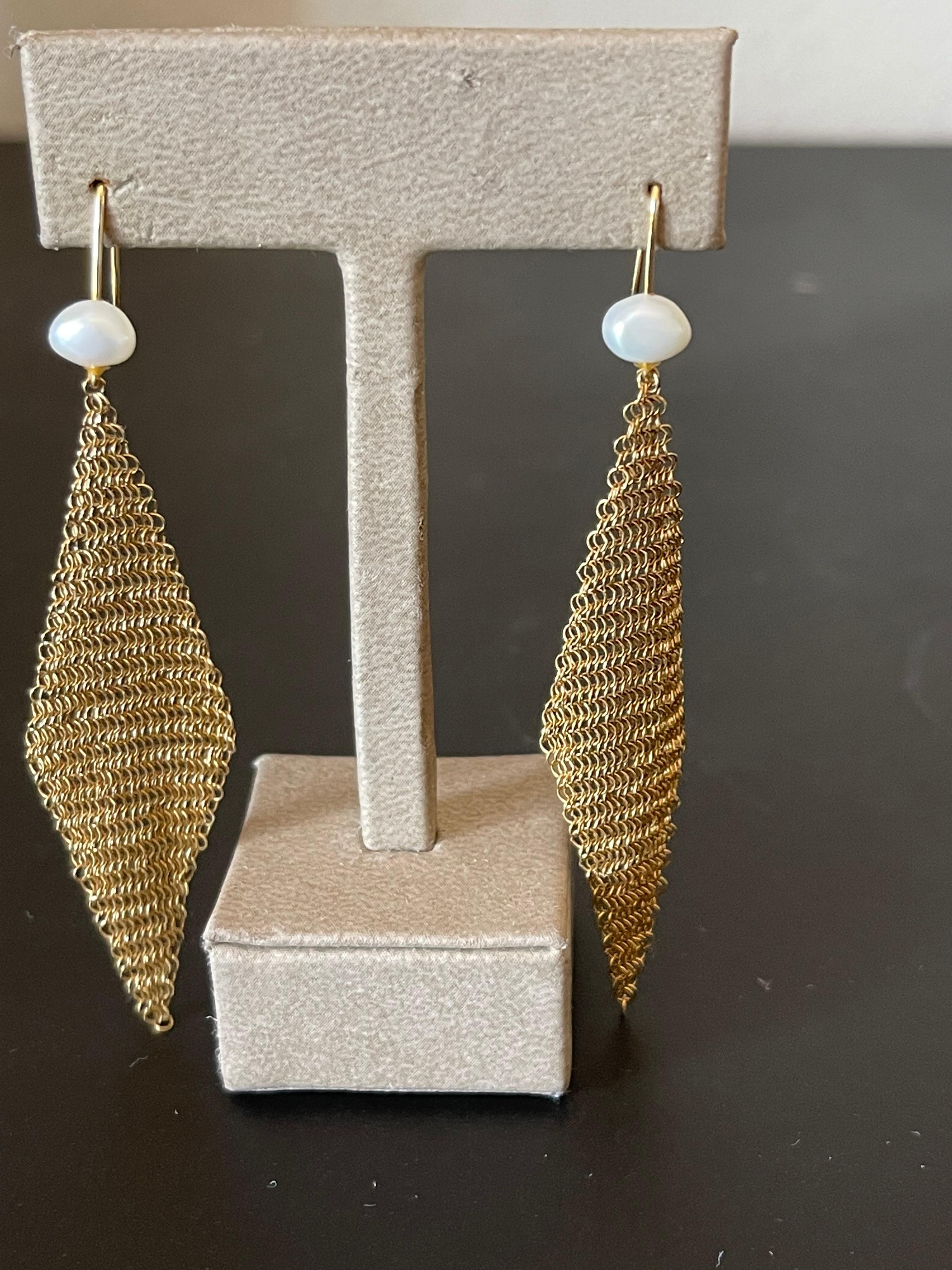 collier à mailles en perles en or jaune 18k  et les boucles d'oreilles assorties d'Elsa Peretti pour Tiffany & Co.  Avec 55 perles de 5mm à 4.5mm. Livré dans la boîte originale de Tifanny & co.
Longueur du collier : 39.5 cm
Largeur du collier :