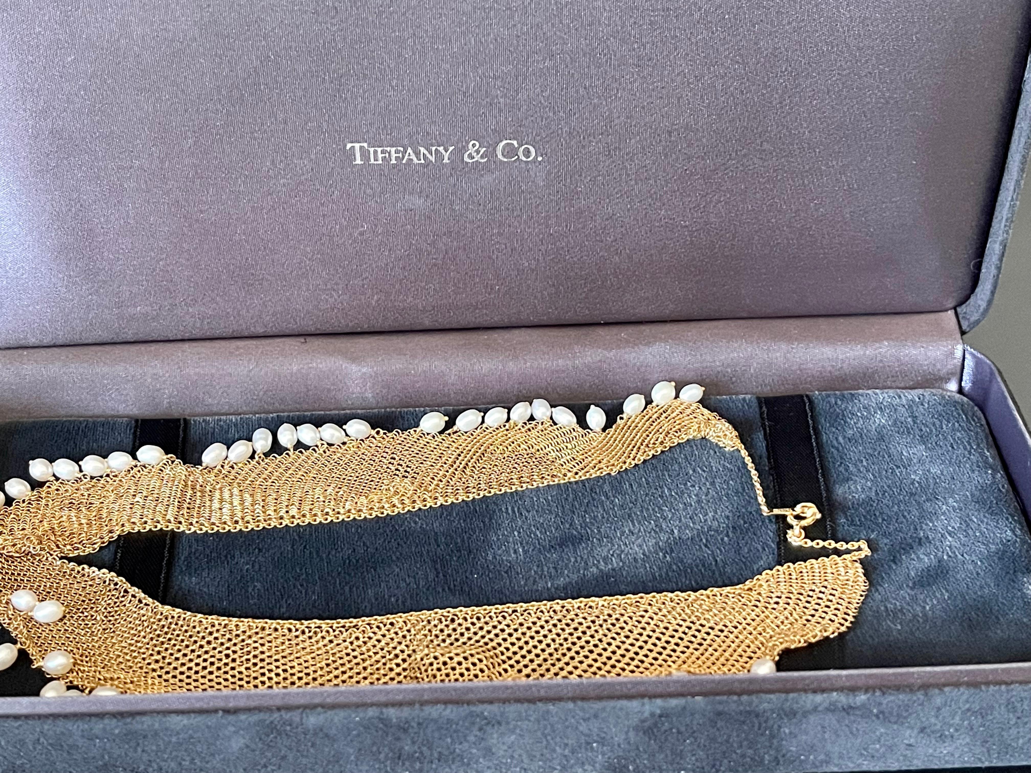 Taille ronde Tiffany & Co. Elsa Peretti Collier en maille en or jaune et perles avec boucles d'oreilles en vente
