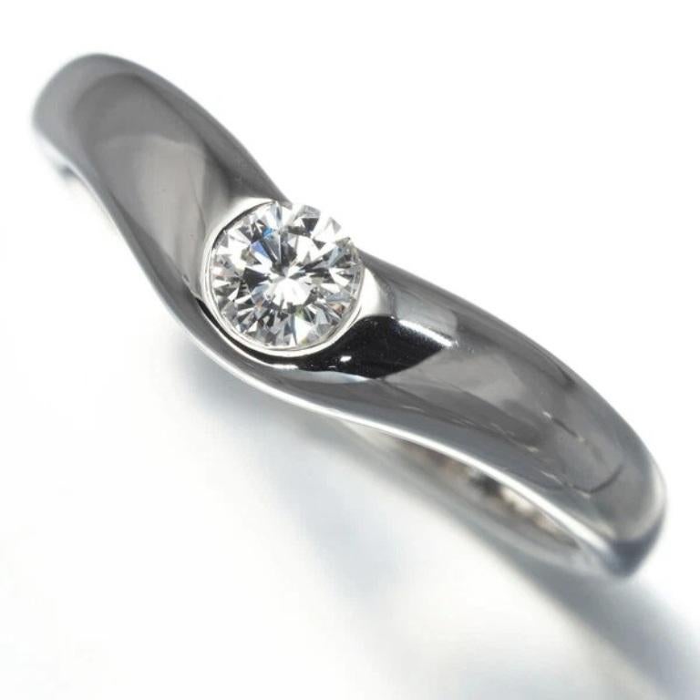 TIFFANY & Co. Anillo Elsa Peretti de platino y diamantes de 0,18 ct con banda curva 6

Metal: Platino
Talla: 6
Peso: 5.80 gramos
Diamante: diamante brillante redondo, peso en quilates 0,18
Sello: TIFFANY&Co. ©PERETTI  PT950
Estado: Excelente