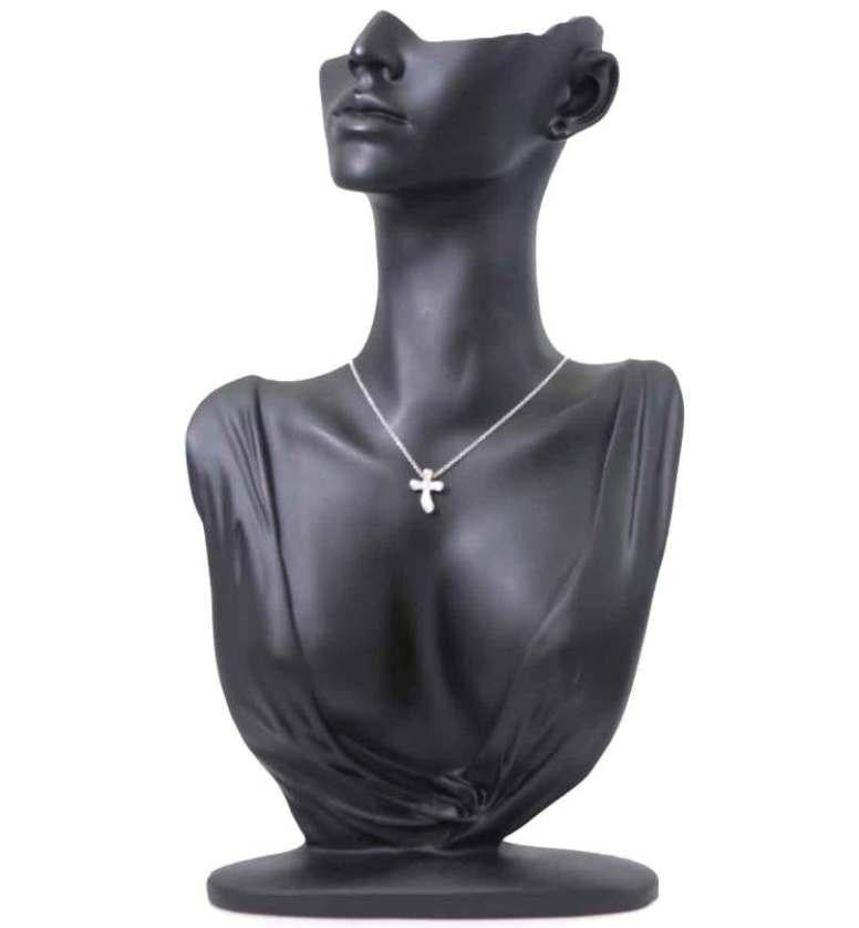 TIFFANY & Co. Elsa Peretti Platinum .20ct Diamond Cross Pendant Necklace In Excellent Condition For Sale In Los Angeles, CA