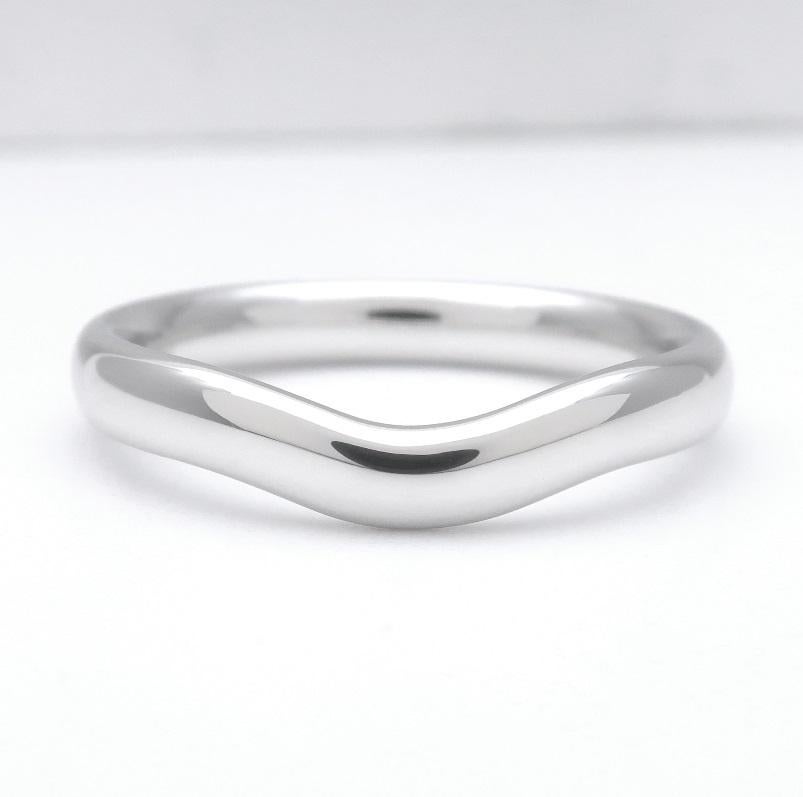 TIFFANY & Co. Elsa Peretti Platin 3mm geschwungener Ehering 7,5

Metall: Platin
Größe: 7,5
Breite des Bandes: 3mm
Gewicht: 6.20 Gramm
Markenzeichen: TIFFANY&CO. PT950 ©PERETTI SPANIEN
Zustand: Ausgezeichneter Zustand, wie neu
Tiffany-Preis: