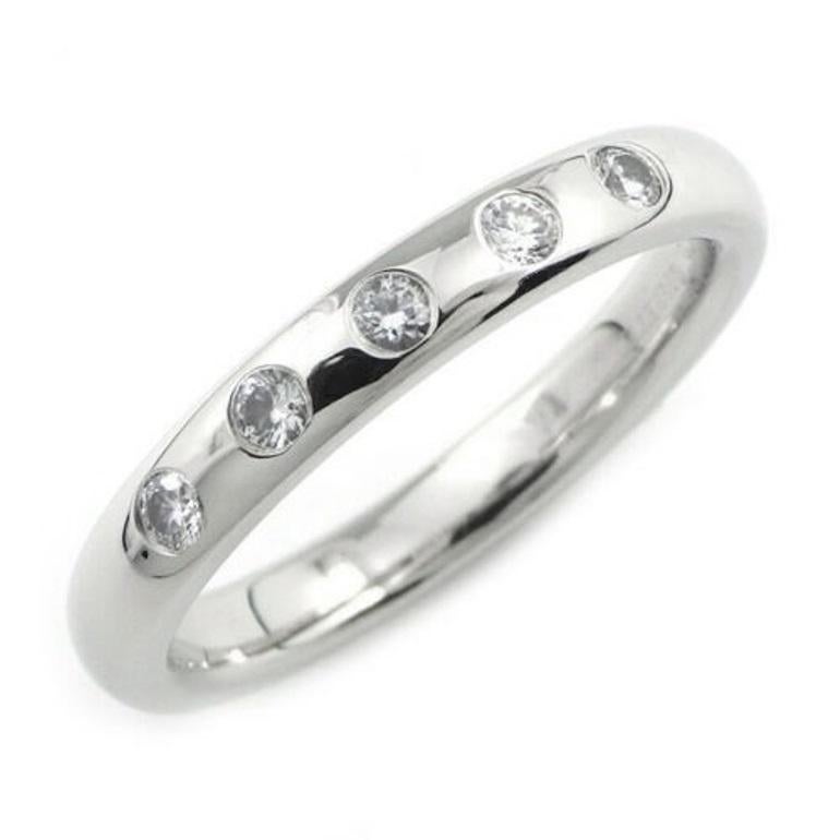TIFFANY & Co. Elsa Peretti Platinum 5 Diamond Stacking Band Ring 5

 Métal : Platine
 Taille : 5 
 Largeur de la bande : 2,7 mm
 Poids : 5,30 grammes 
 Diamant : 5 diamants ronds de taille brillant, poids total de 0,10 carat. 
 Poinçon : AT&T