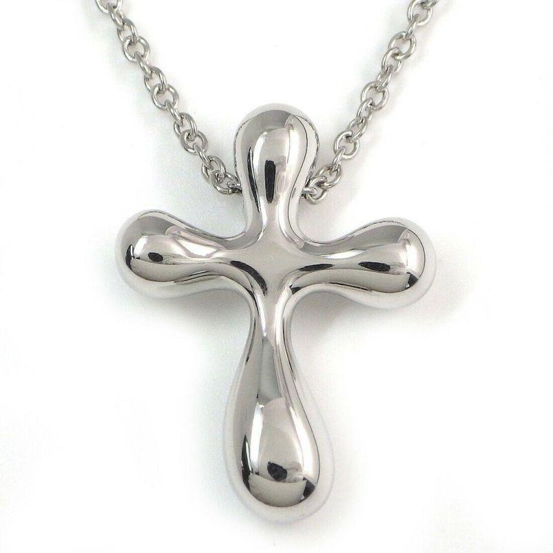 TIFFANY & Co. Collana con ciondolo a croce in platino di Elsa Peretti 

Metallo: Platino
Peso: 4.0 grammi 
Catena: 16