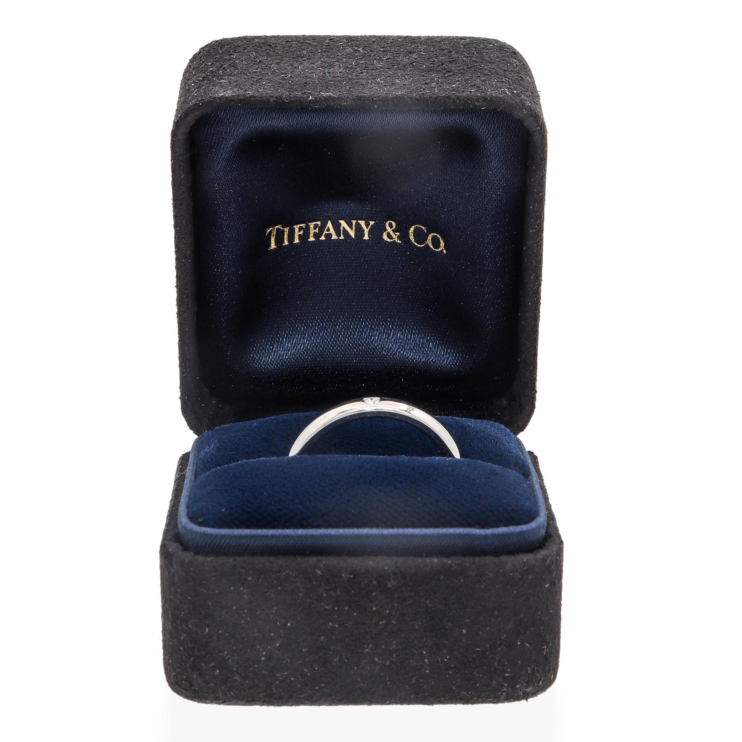 Un'elegante e senza tempo Tiffany & Co. Anello a fascia Elsa Peretti, finemente realizzato in lussuoso platino e con un singolo diamante rotondo taglio brillante incastonato in un sottile design a filo. La fascia elegante e minimalista riflette