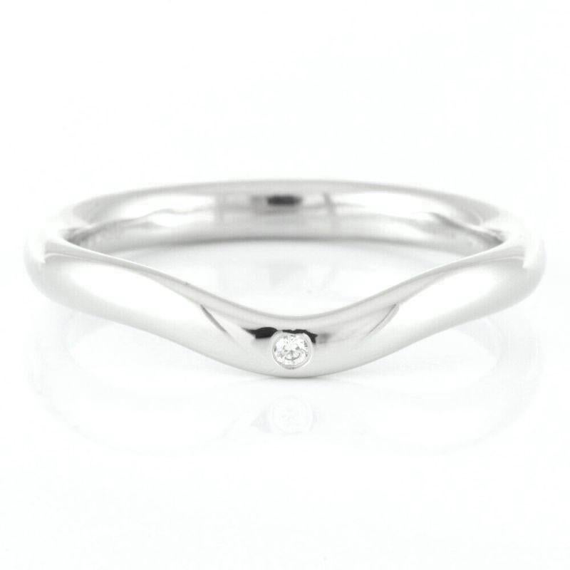TIFFANY & Co. Elsa Peretti Platinum One Diamond Curved Wedding Band Ring 5.5

 Métal : Platine
 Taille : 5.5 
 Largeur de la bande : 2mm
 Poids : 3.90 grammes 
 Diamant : un diamant rond de taille brillant, poids total de 0,01 carat.
 Poinçon :