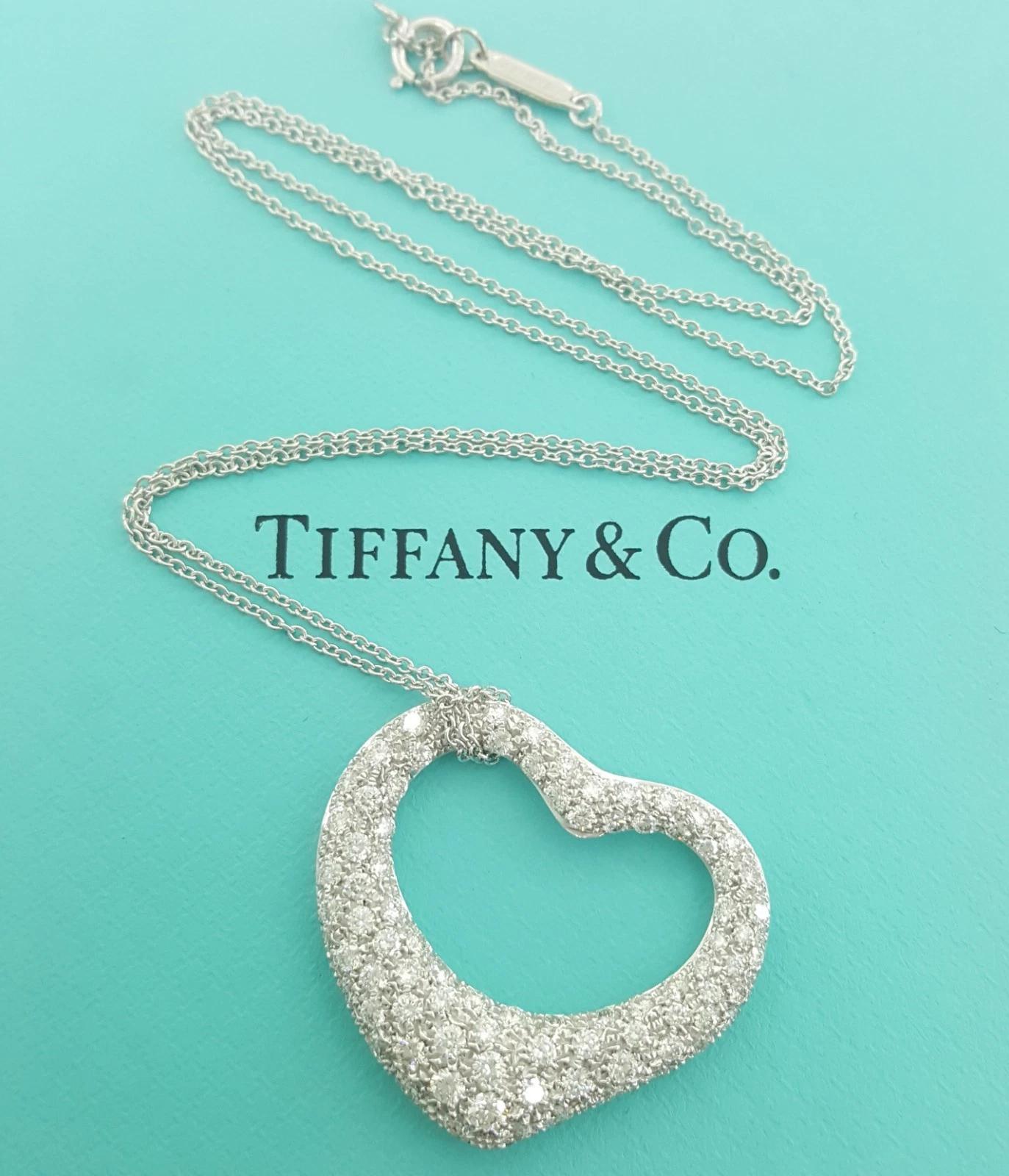 Le design emblématique du cœur ouvert d'Elsa Peretti pour Tiffany & Co. est réalisé en platine massif et serti d'environ 2 carats de diamants ronds naturels de taille brillant de couleur E-G et de pureté VVS-VS. Le grand pendentif mesure 27 mm de
