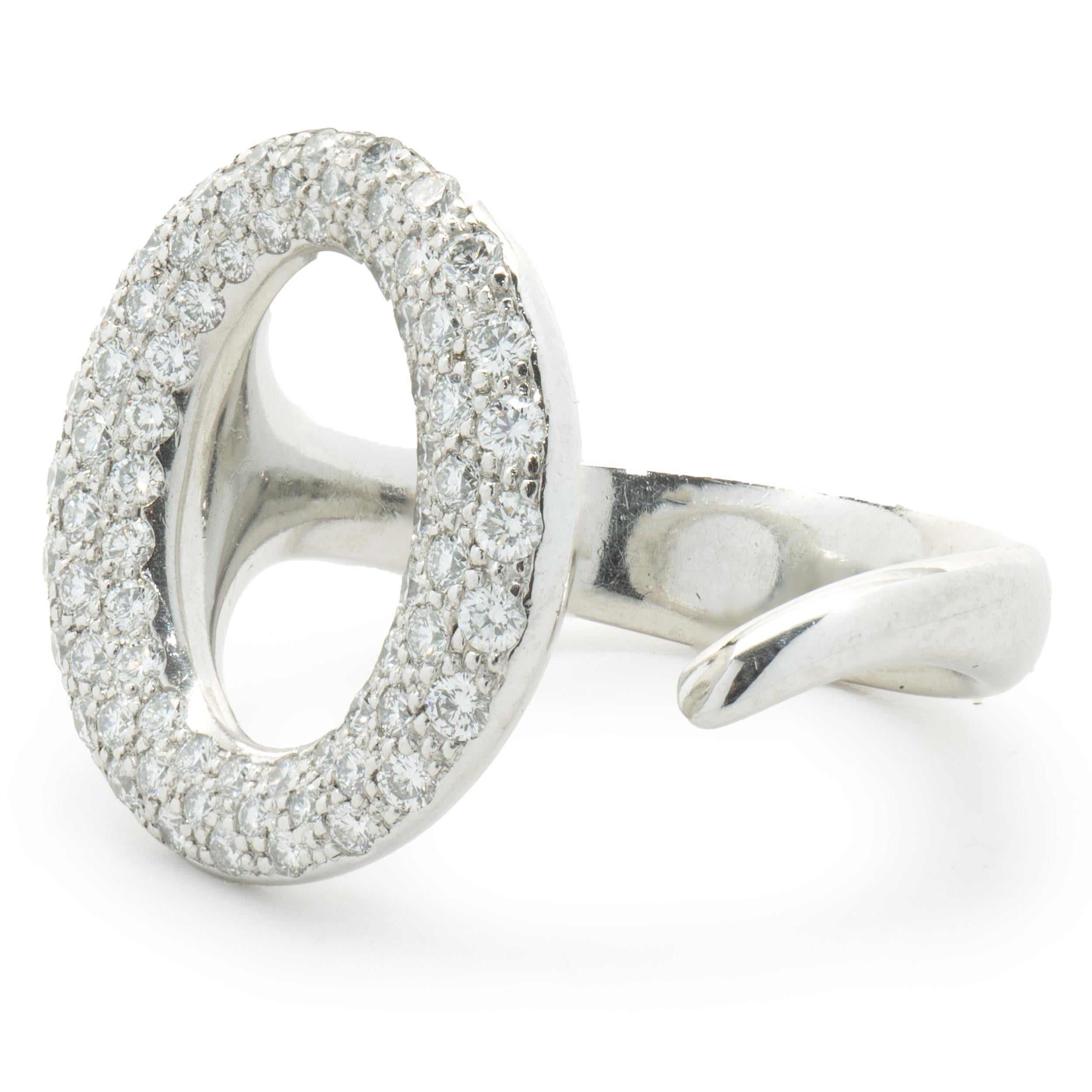 Designer: Tiffany & Co. / Elsa Peretti
MATERIAL: Platin
Diamant: 72 runde Diamanten im Brillantschliff = 0,80cttw
Farbe: G
Klarheit: VS1-2
Abmessungen: Die Ringspitze ist 18.7 mm breit.
Größe: 7,5
Gewicht: 13,40 Gramm
