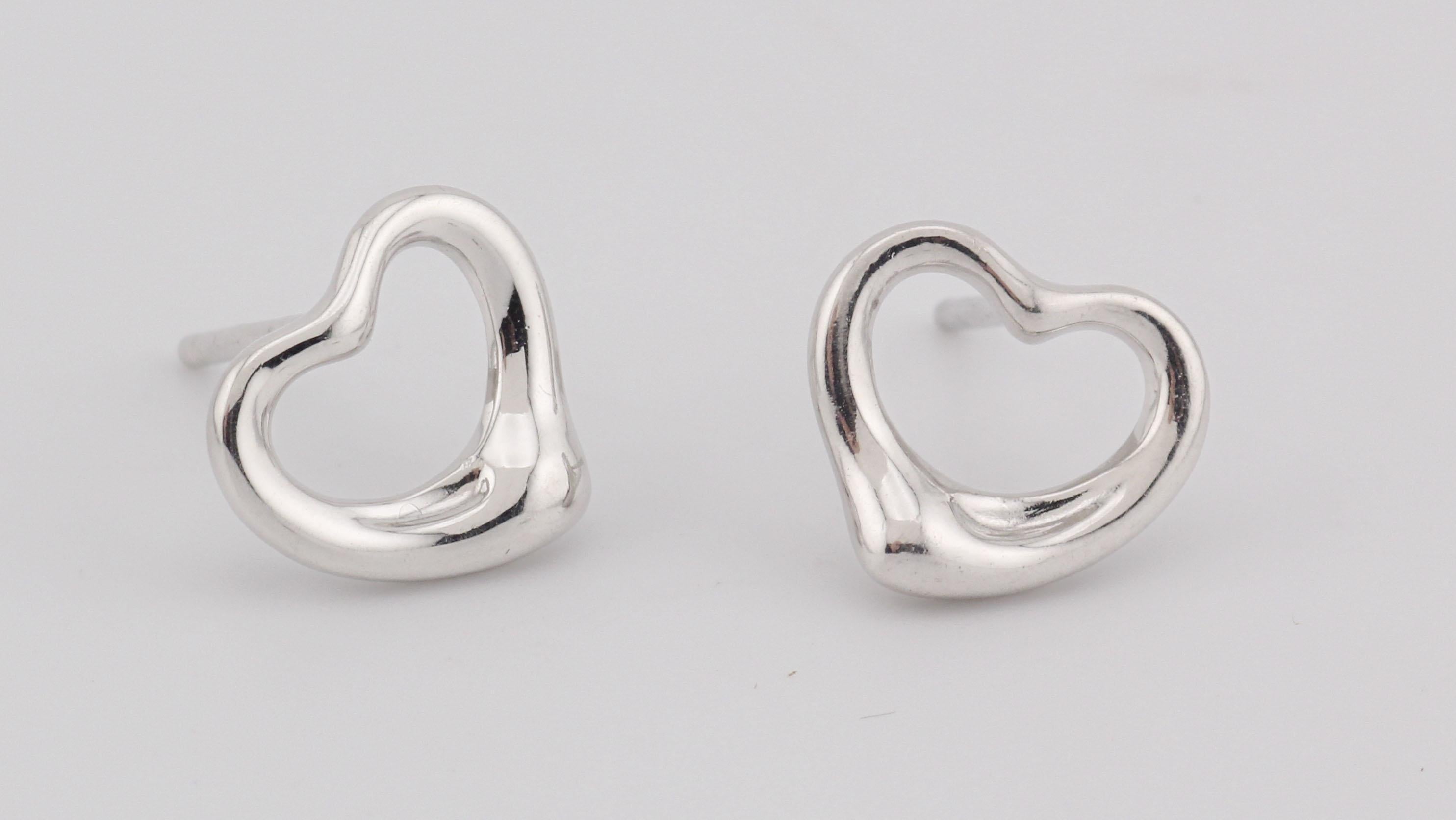 La Tiffany & Co. Gli orecchini a cuore in platino sono una raffinata espressione di eleganza e semplicità. Realizzati in platino lucido, questi orecchini presentano un design a cuore aperto che cattura un senso di fascino senza tempo.

Le linee
