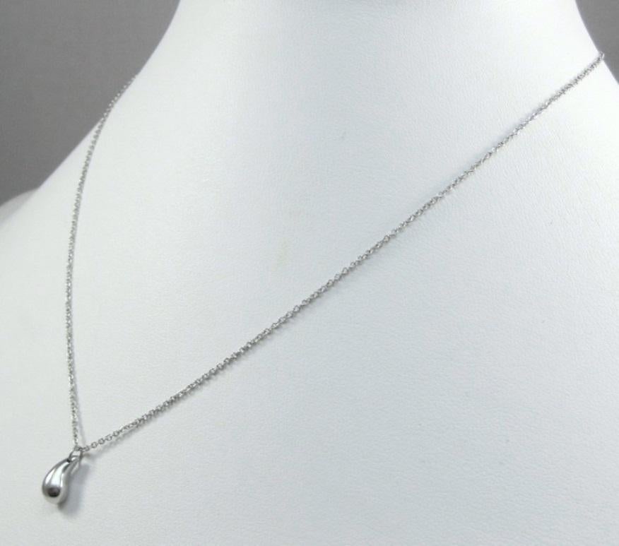 TIFFANY & Co. Elsa Peretti Platinum Teardrop Pendant Necklace For Sale 3