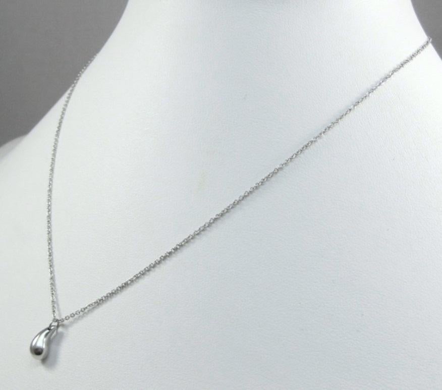 TIFFANY & Co. Elsa Peretti Platinum Teardrop Pendant Necklace For Sale 3