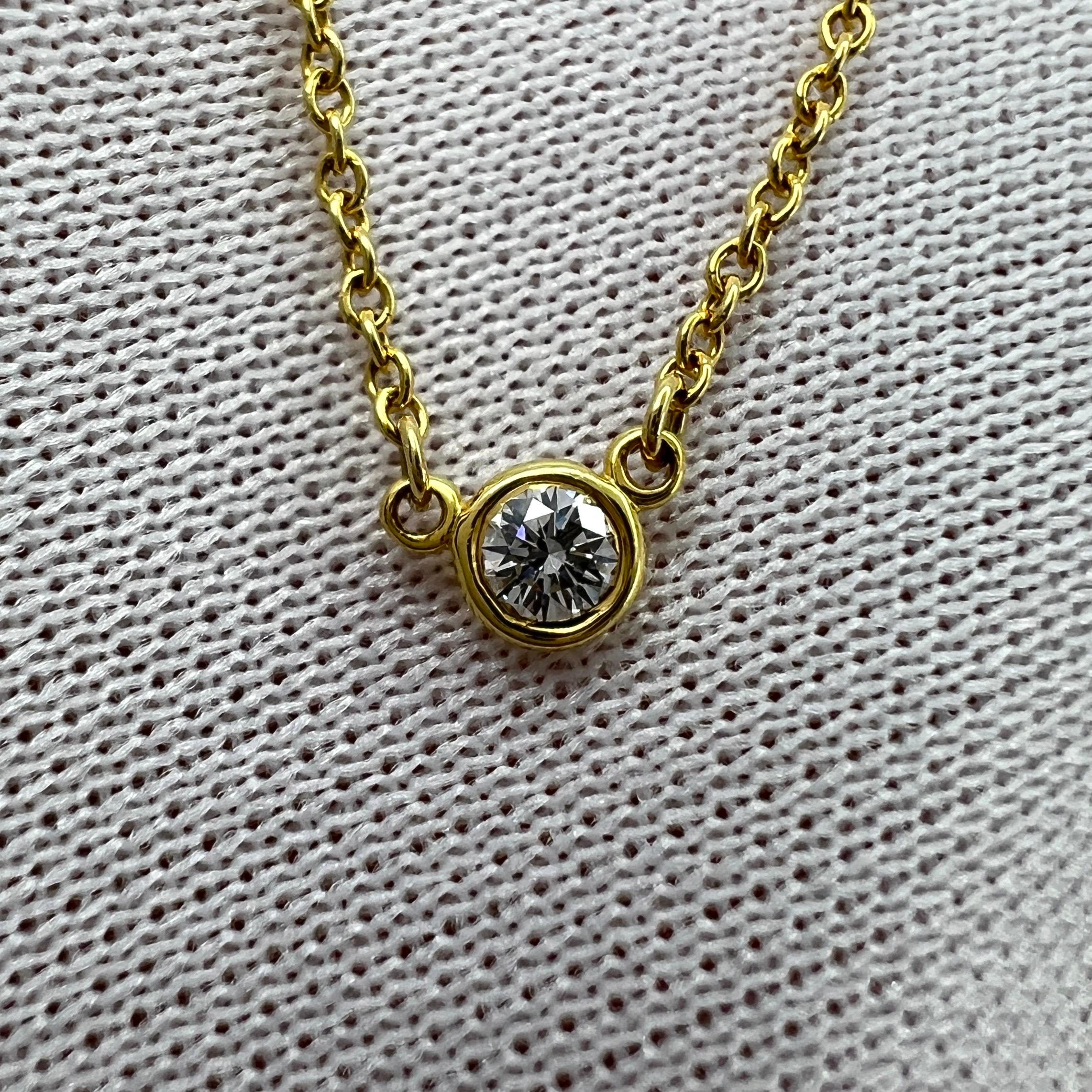 Weinlese Tiffany & Co. Elsa Peretti By The Yard Runde Diamant 18k Gelbgold Halskette.

Eine wunderschöne Halskette mit Anhänger aus 18 Karat Gelbgold, besetzt mit einem atemberaubenden runden weißen Diamanten von 3,5 mm.
Eine subtile und zierliche