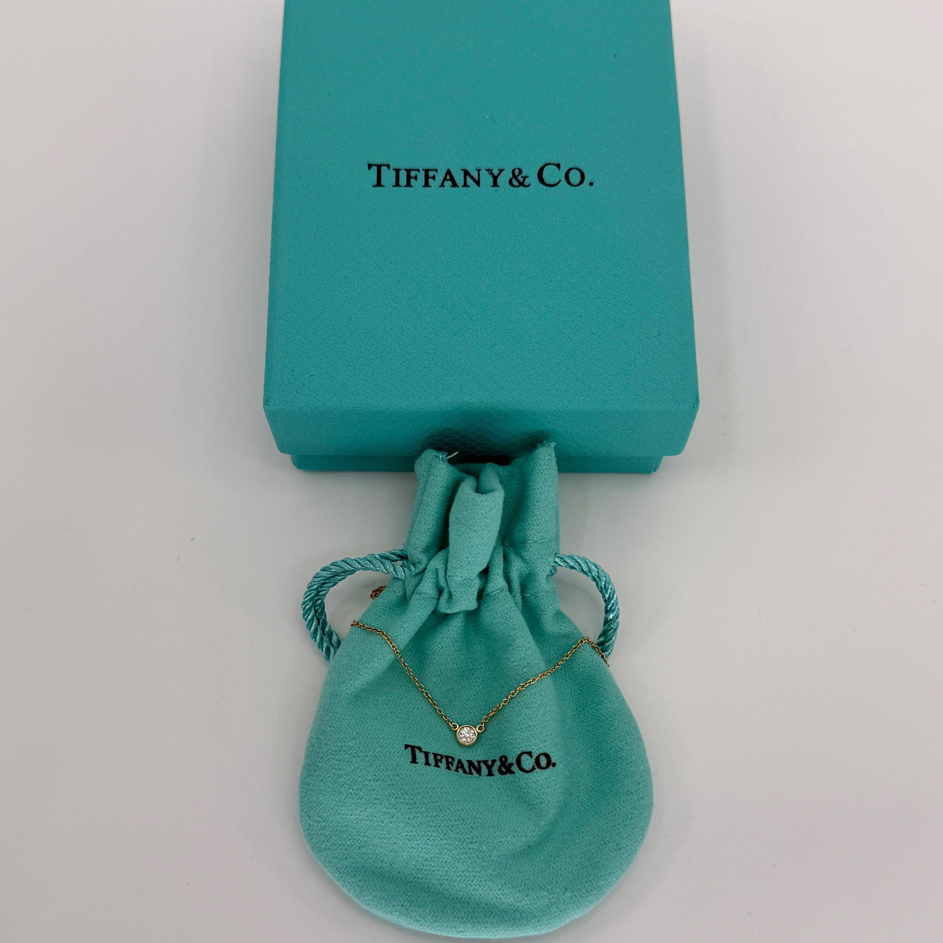 Vintage Tiffany & Co. Collier en or jaune 18k Elsa Peretti By The Yard à diamants ronds.

Magnifique collier pendentif en or jaune 18k serti d'un superbe diamant blanc rond mesurant 3,75 mm avec le chaton. 
Un collier subtil et délicat. Très à la