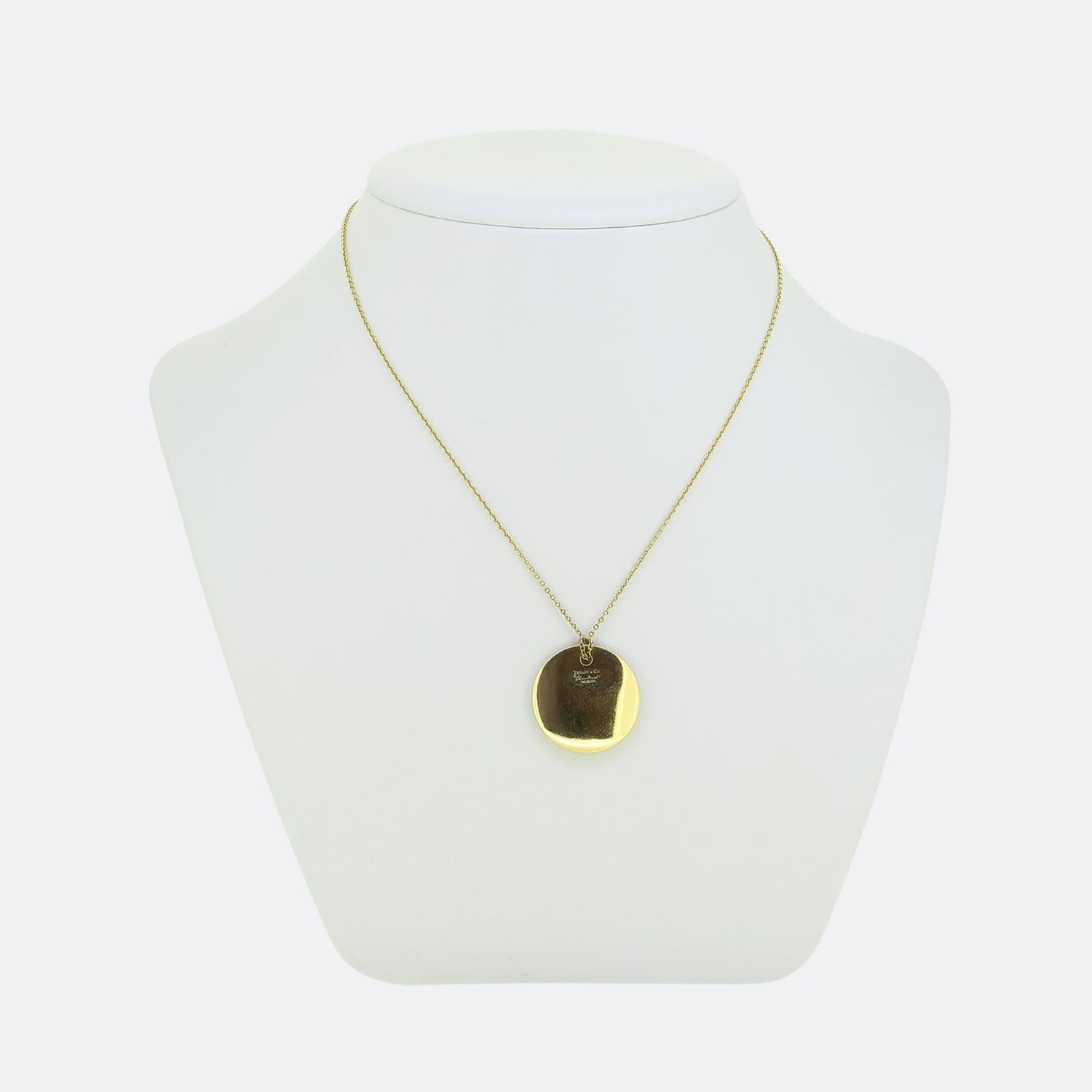 Here we have an 18ct yellow gold pendant necklace from the world renowned jewellery designer, Tiffany & Co. The necklace forms part of the Elsa Peretti collection and is formed in a round medallion style. This pendant is 24mm in diameter and sits on