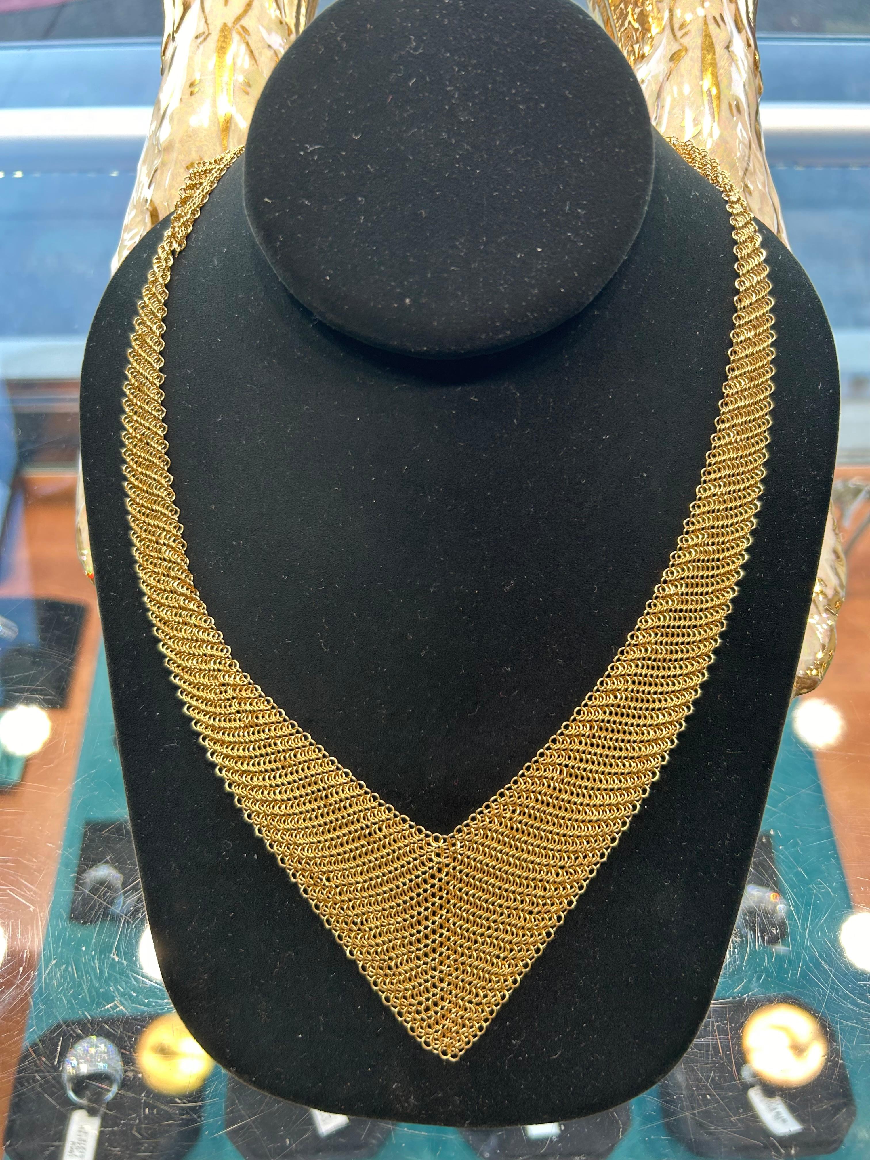 La forma è malleabile ed ergonomica nel modo in cui si adatta ai contorni del corpo. Collana a sciarpa in oro giallo 18 carati. Lunghezza 16 pollici