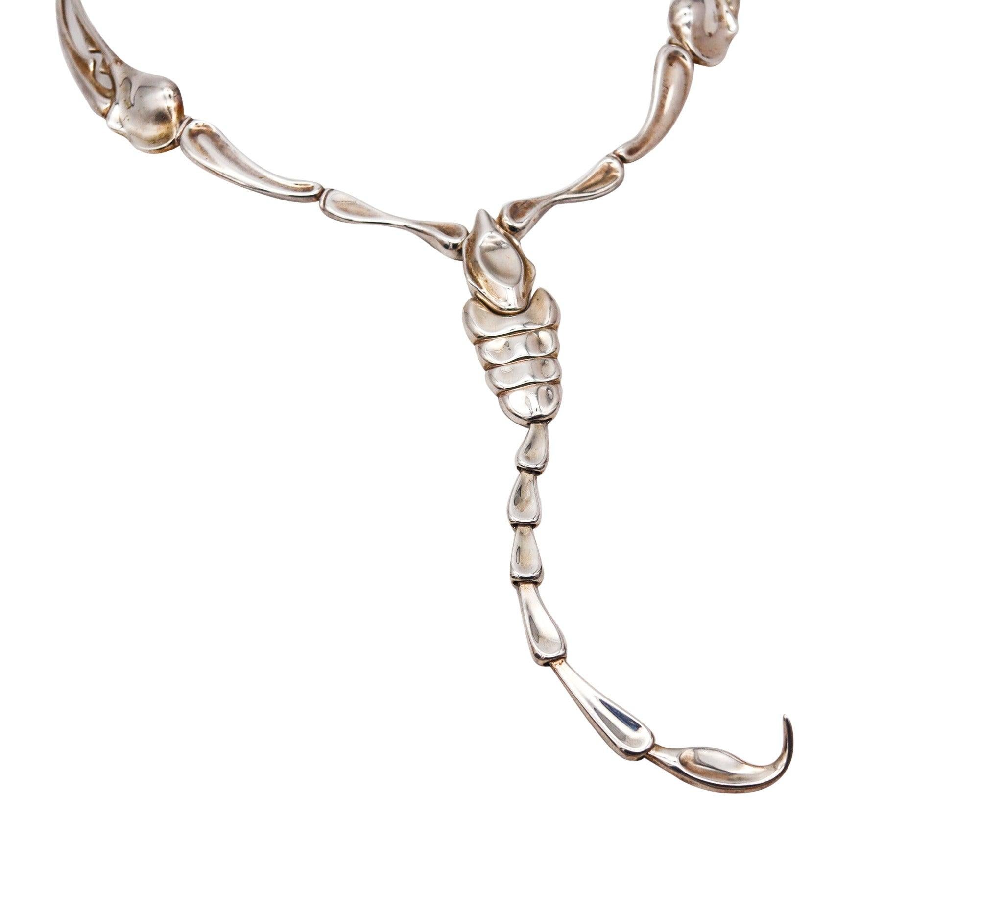 Una collana con scorpione disegnata da Elsa Peretti (1940-2021) per Tiffany & Co. 

Questa è l'iconica collana a forma di scorpione creata ad House New York da Elsa Peretti per la casa di gioielli Tiffany & Co. Magistralmente concepito come una