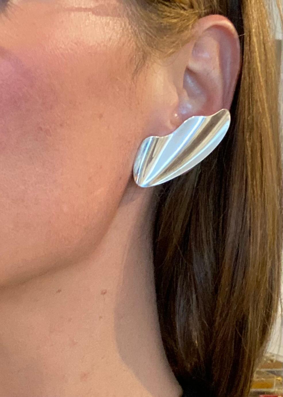 Tiffany & Co. Elsa Peretti Clips d'oreilles sculpturaux en forme de vague en argent sterling .925 en vente 1