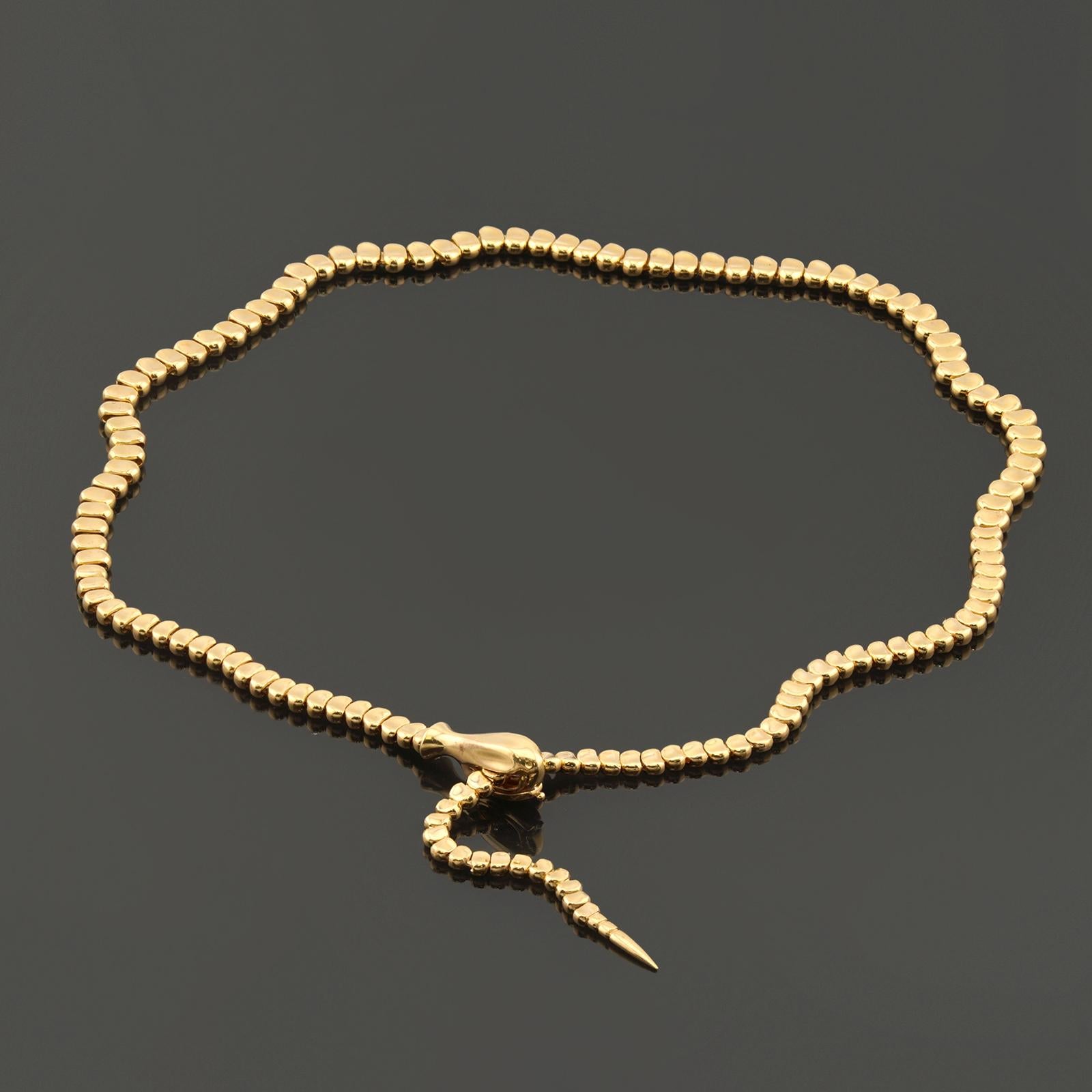 Este precioso collar auténtico de Tiffany & Co. fue diseñado por Elsa Peretti y presenta una fluida forma de serpentina elaborada en oro amarillo de 18 quilates. La longitud es ajustable. Fabricado en Estados Unidos hacia la década de 2020. Medidas: