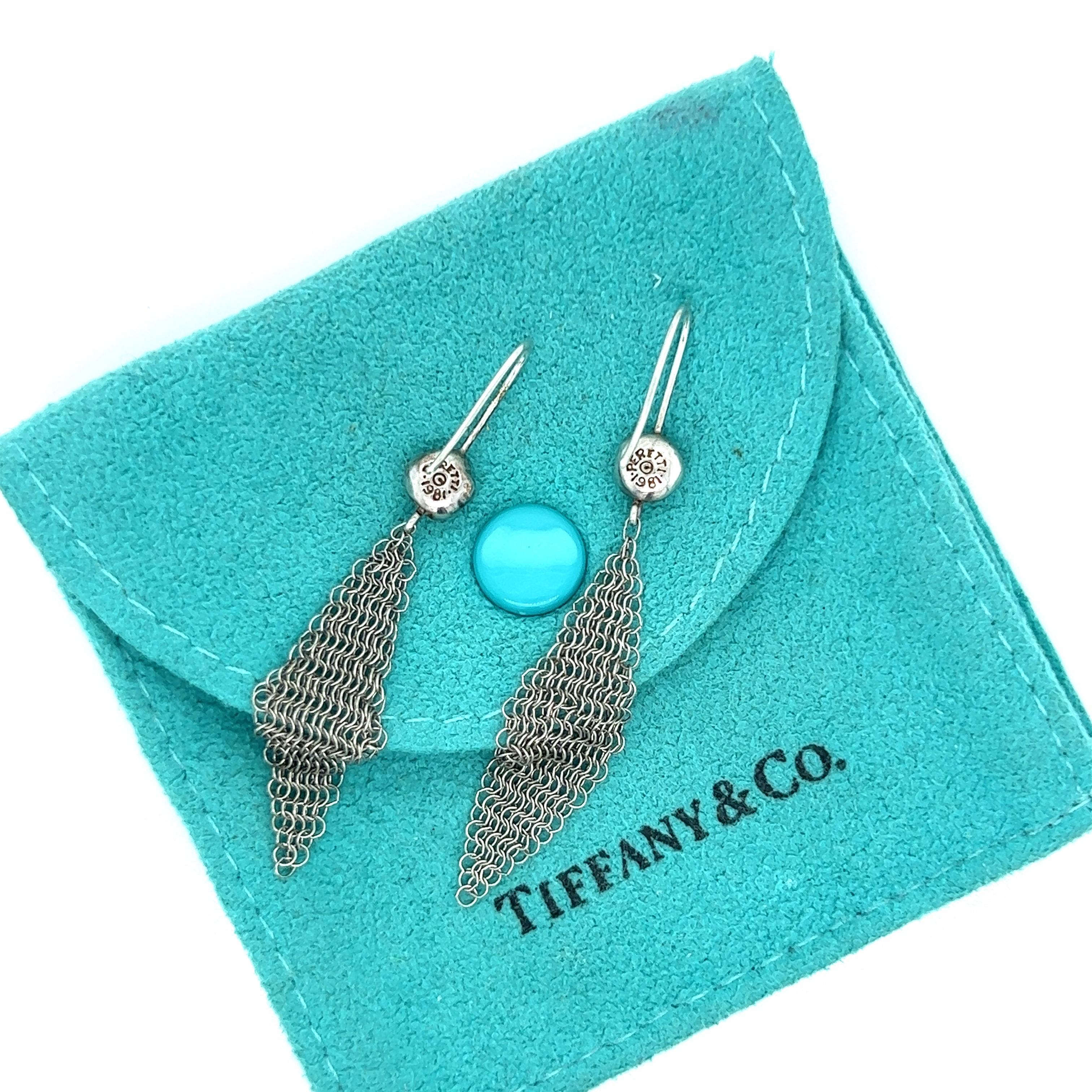 These Tiffany & Co. Elsa Peretti mesh dangle drop earrings are finely crafted in sterling silver. The earrings are 5 cm long from the hook fastening to the drop. 

Additional information:
Style : Dangle/Drop
Metal Type : Silver
Metal Weight :  2.22