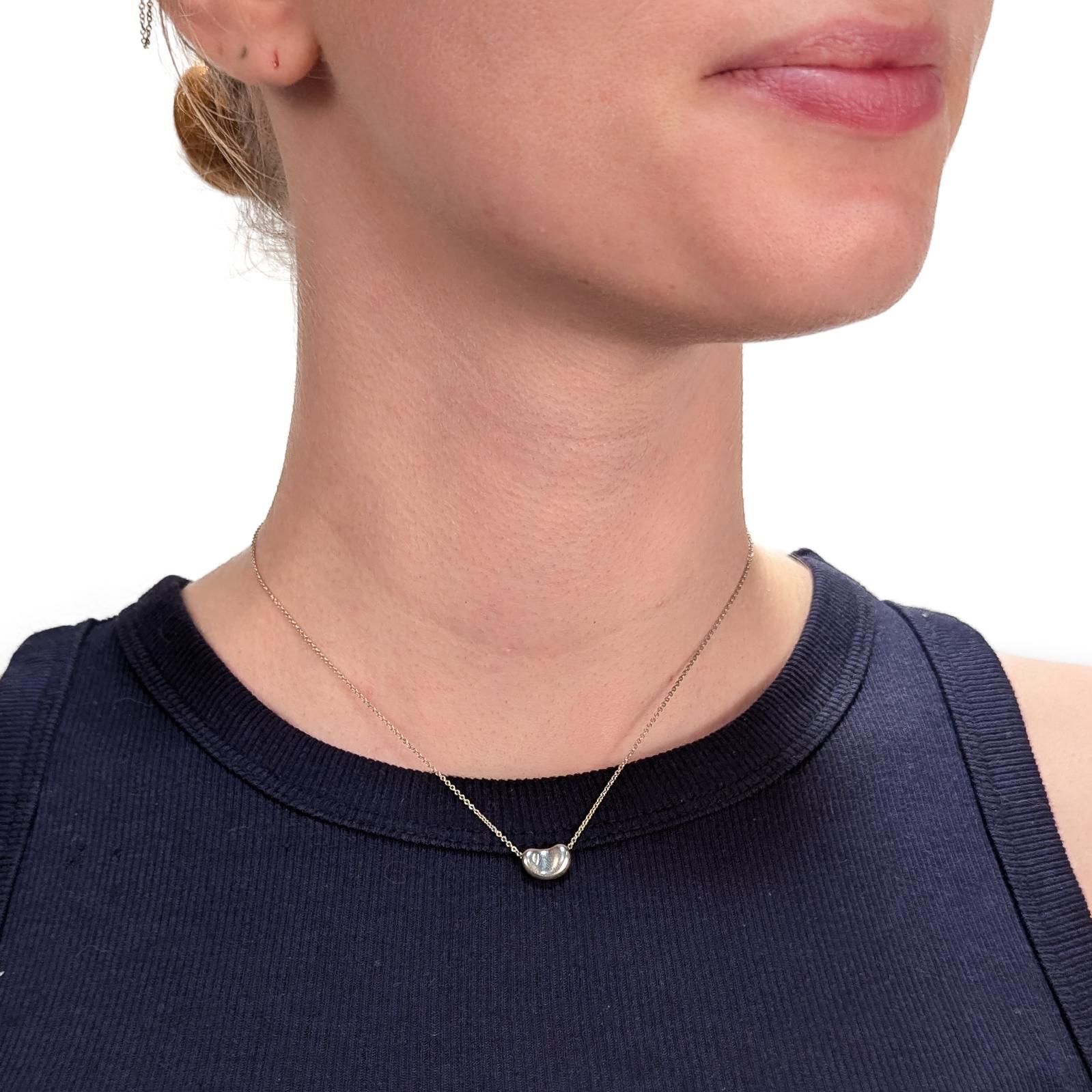 Eine feine signierte Silberkette mit Anhänger.

Von Elsa Peretti für Tiffany & Co.

Aus Sterlingsilber.

Aus der Serie 