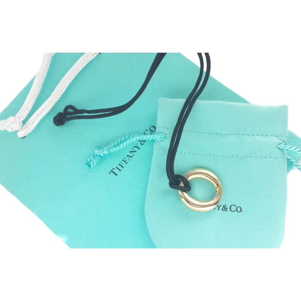 Elevate your jewelry collection with the exquisite Tiffany & Co. 18k Yellow Gold Oval Pendant Necklace, a stunning piece designed by the renowned Elsa Peretti. Crafted from luxurious 18k yellow gold, this pendant exudes elegance and sophistication,