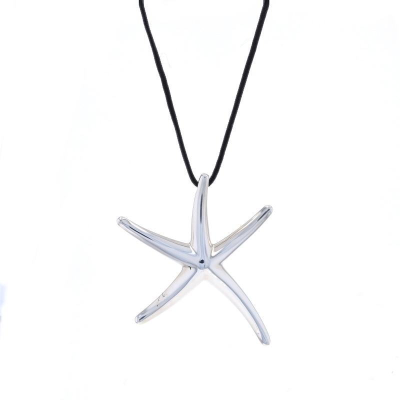 Marke: Tiffany & Co.
Designer: Elsa Peretti
Design/One:  Seestern

Metallgehalt: Sterling Silber

MATERIAL Informationen
Seidenkordel
Farbe: Schwarz

Verschluss-Typ: Knoten & Schlaufen-Verschluss
Thema: Meeresleben, Strand, Meer

Messungen

Artikel
