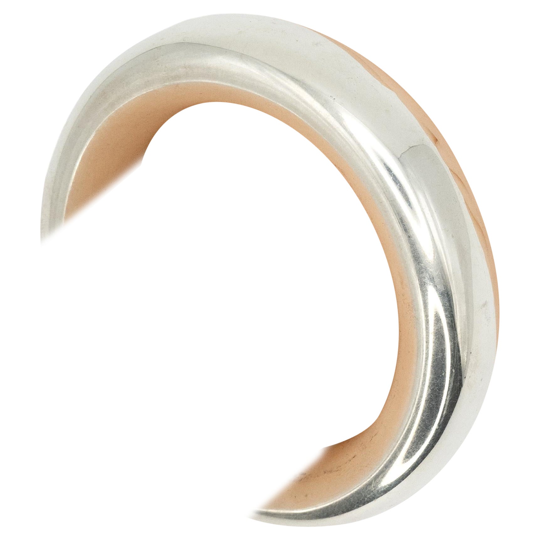 Elegante e icónico brazalete de rosquilla de plata de ley Elsa Peretti de Tiffany & Co. El brazalete tiene una ligera forma ovalada, en tamaño mediano que se ajusta a muñecas de hasta 15 cm 

Precio de venta estimado: 2,200 $

Medidas