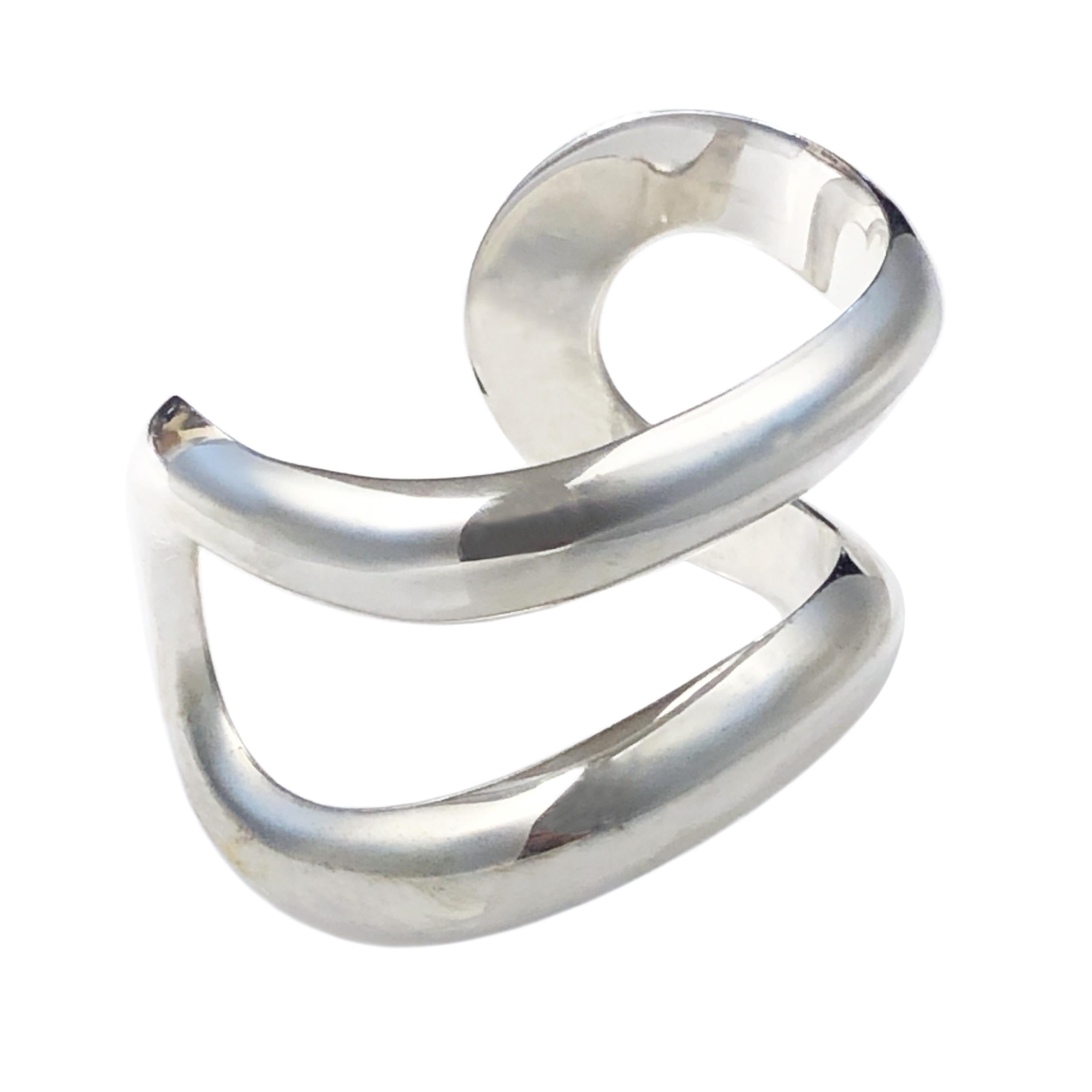 CIRCA 2010 Elsa Peretti für Tiffany & Co. Open Center Cuff Armband, Messung 1 5/8 Zoll breit mit einer Innenmessung von 5 1/2 Zoll und eine Öffnung von 1 1/4 Zoll. Kürzlich poliert. 